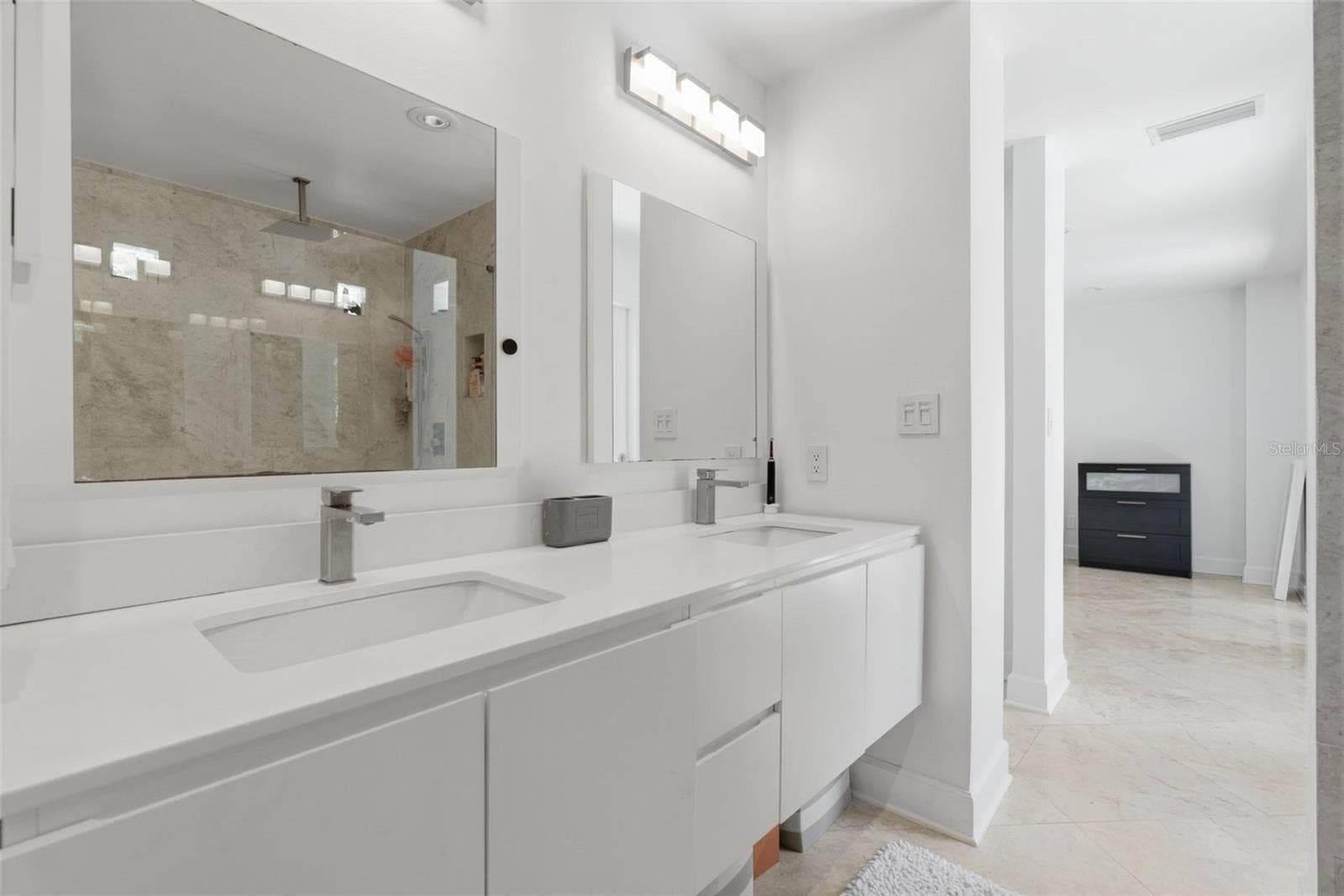 Dual sinks - 2701 CHAMBRAY LN, TAMPA