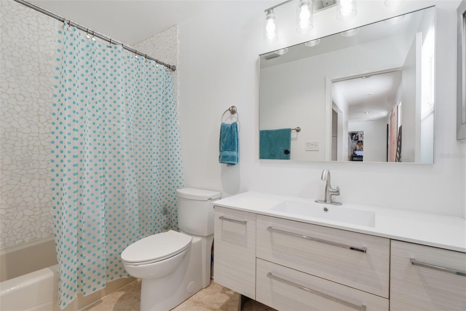 2nd floor bathroom has bathtub with shower - 2701 CHAMBRAY LN, TAMPA