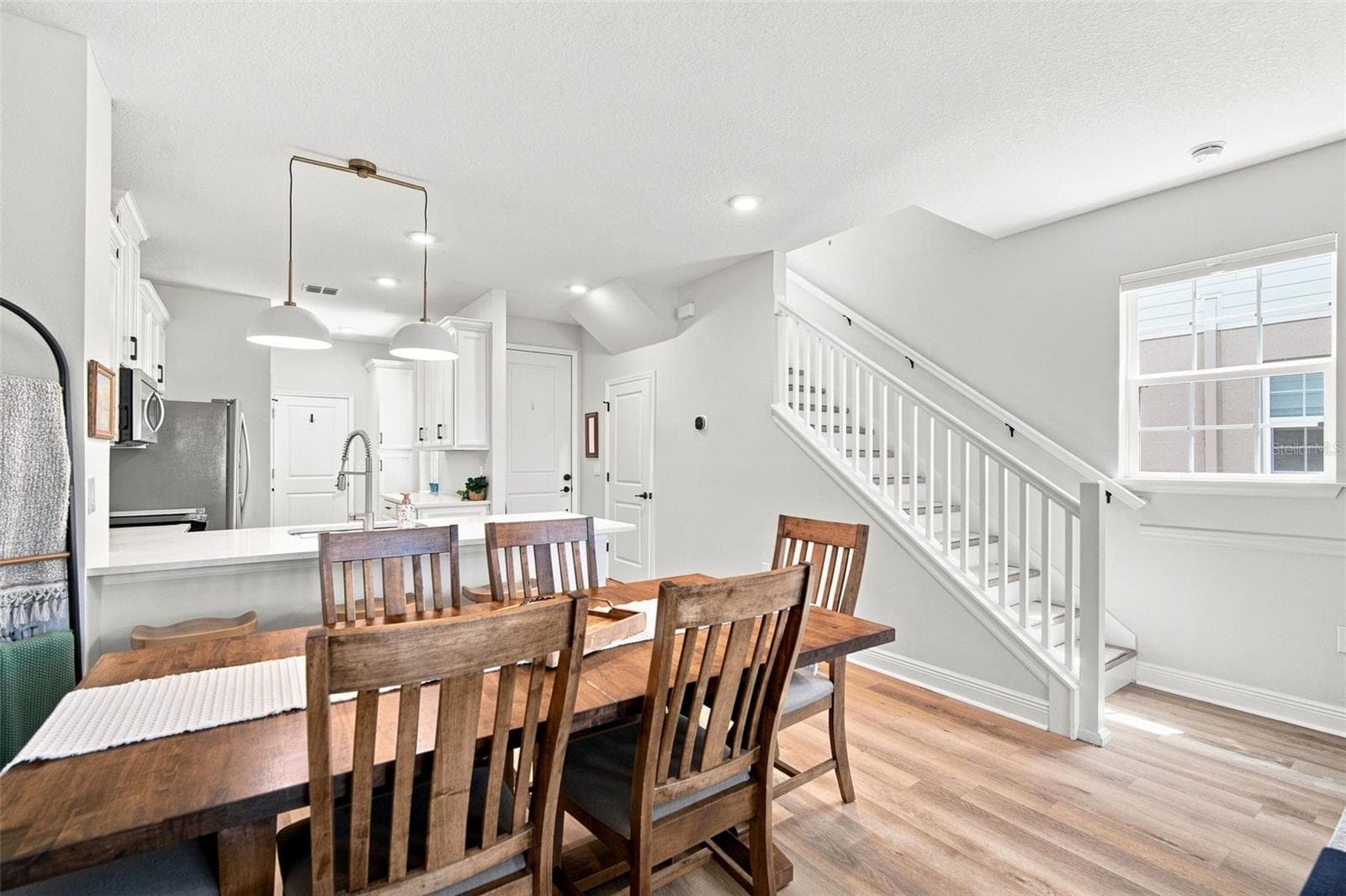 Gorgeous Natural light only found in corner untis. - 5292 NEIL DR, ST PETERSBURG