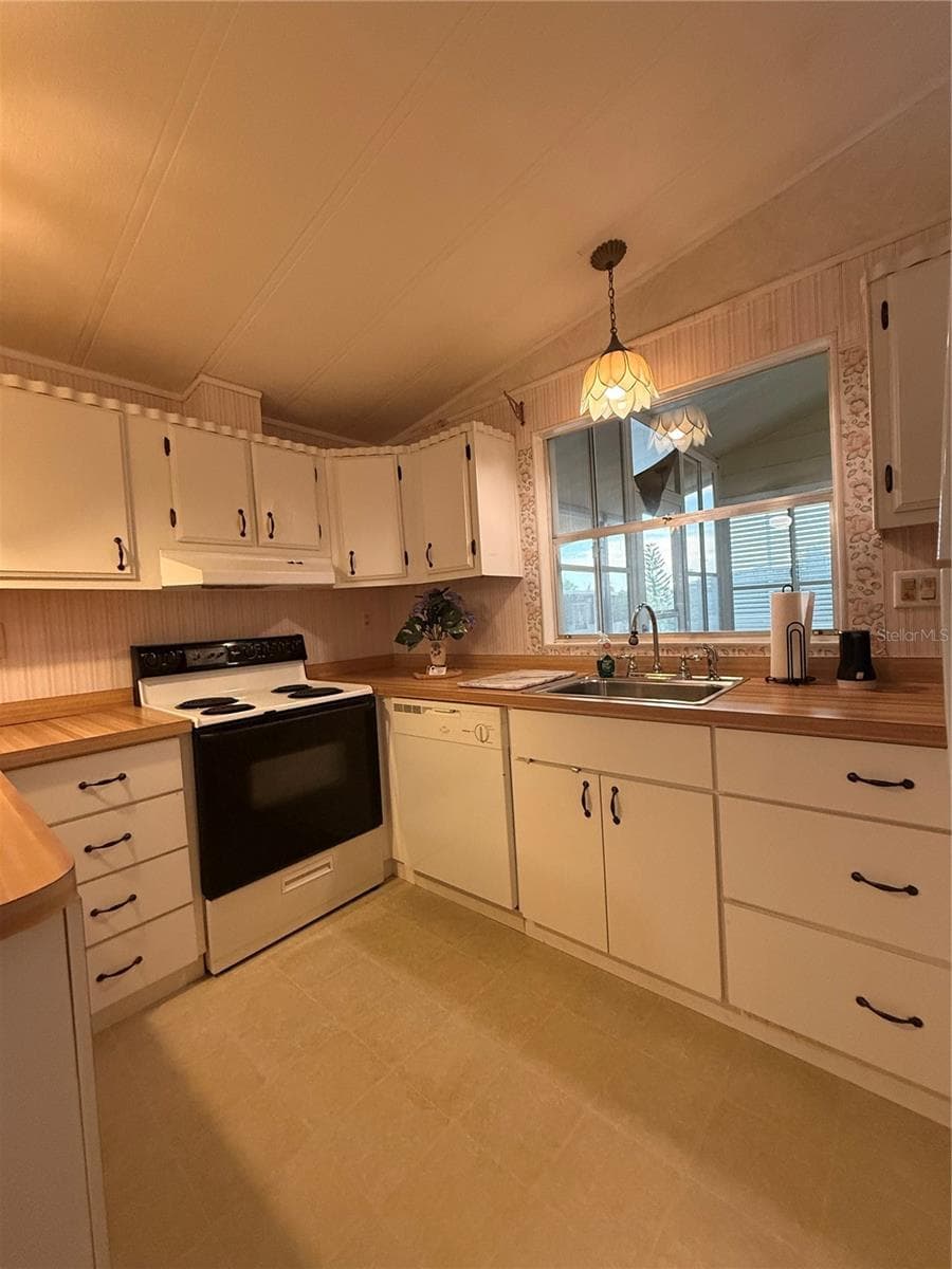 Manufactured Home at 201 N FIJI CIR, ENGLEWOOD, photo 16 of 22