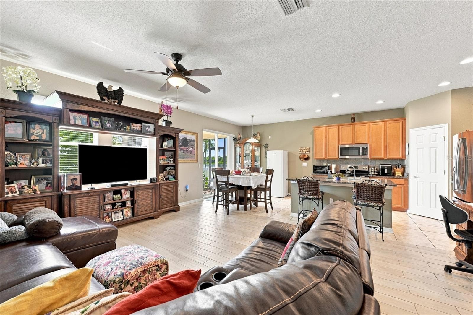 Single Family Residence at 803 PARKER DEN DR, RUSKIN, photo 7 of 38