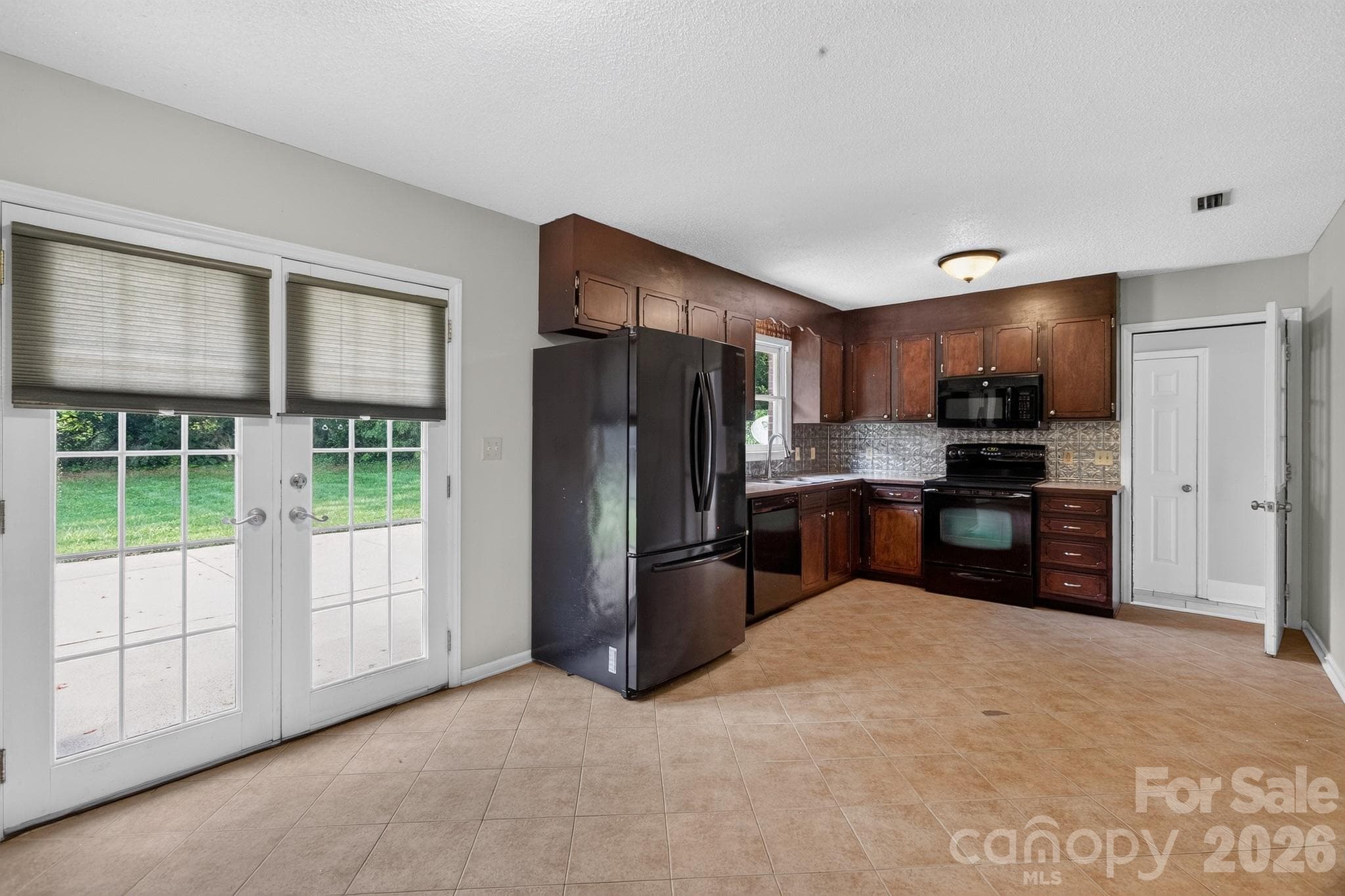 Single Family Residence at 2504 Ashford Drive, Newton, photo 10 of 24