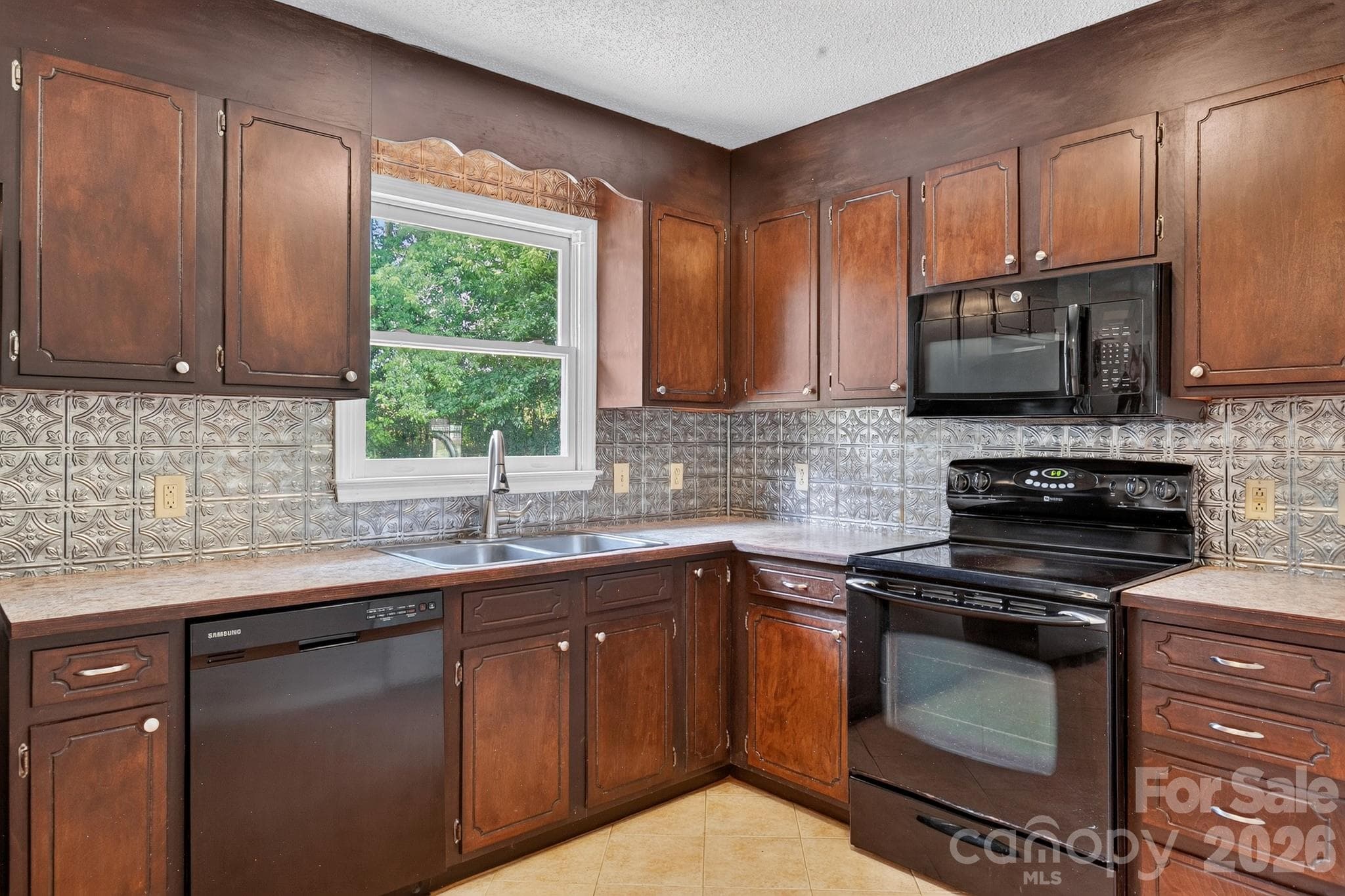 Single Family Residence at 2504 Ashford Drive, Newton, photo 12 of 24