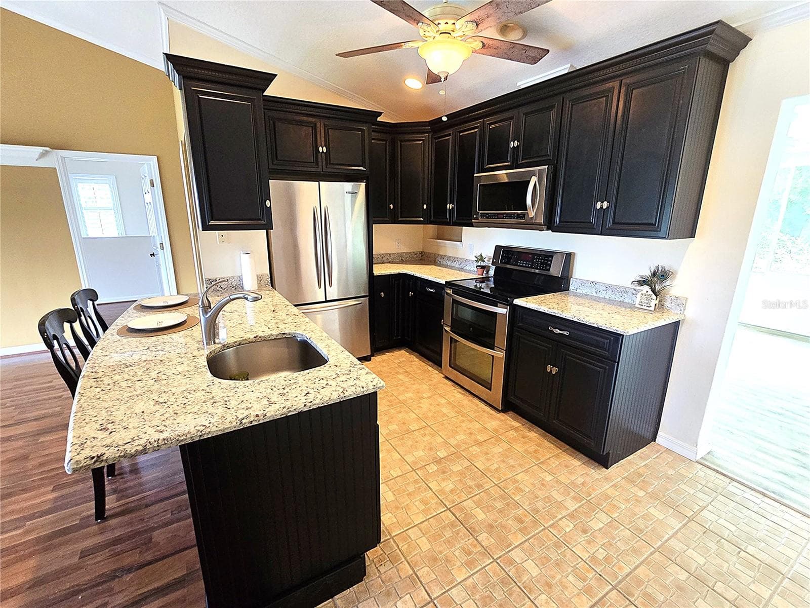 Kitchen & Breakfast Bar - 18249 ROSE ST, GROVELAND