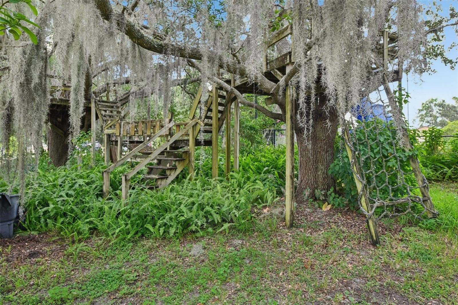 Fun tree house & fort near sports court - 18249 ROSE ST, GROVELAND