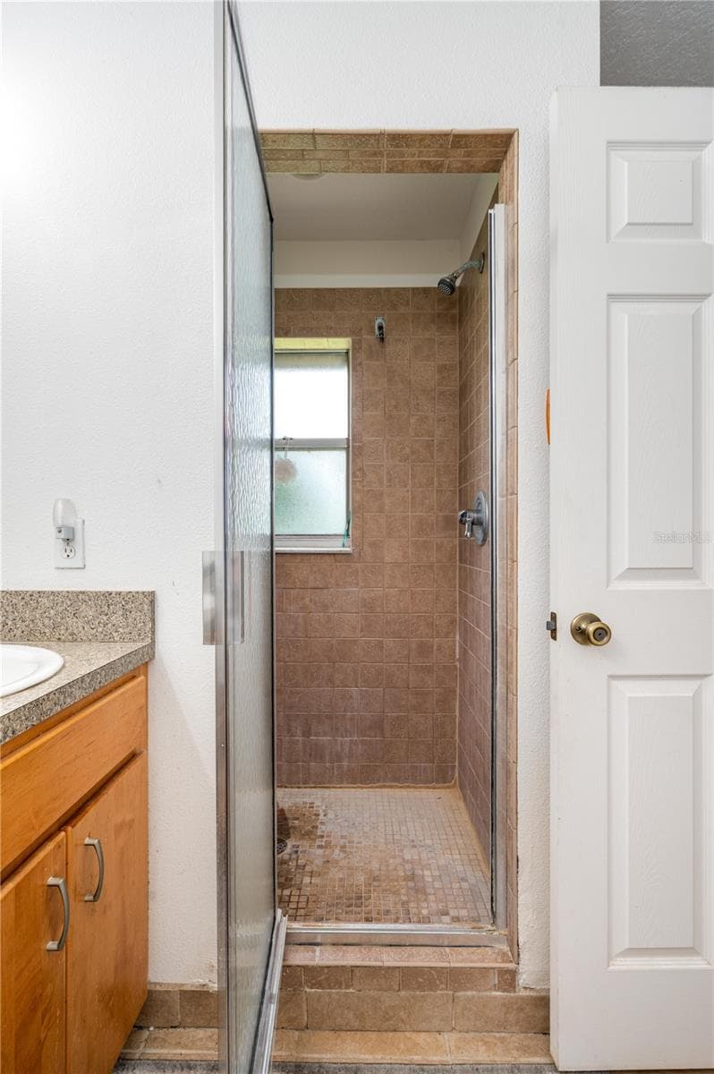 Walk in shower - 270 KEEN RD, FROSTPROOF