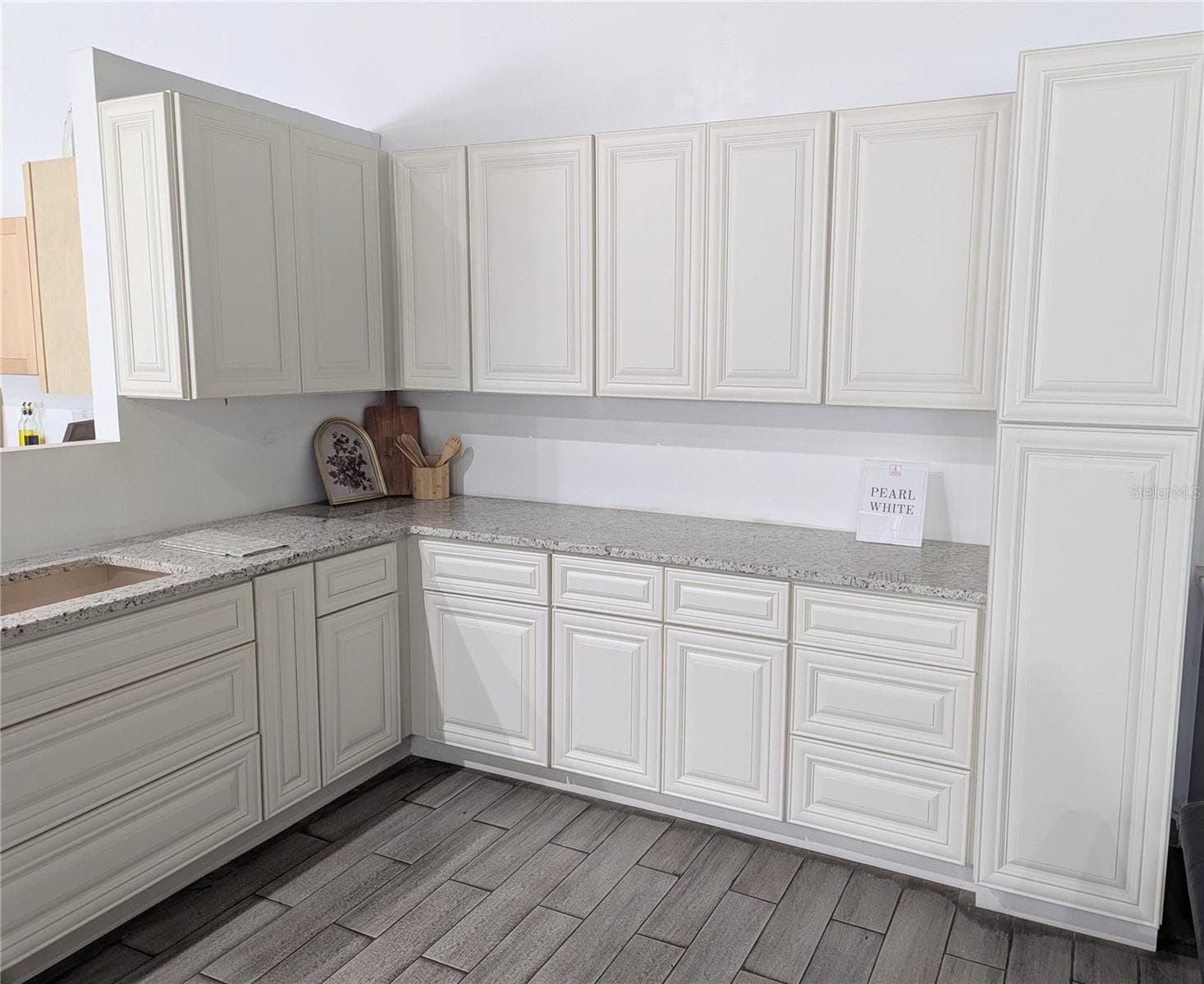 Pearl White Cabinets - 104 ROBERTS AVE, MULBERRY
