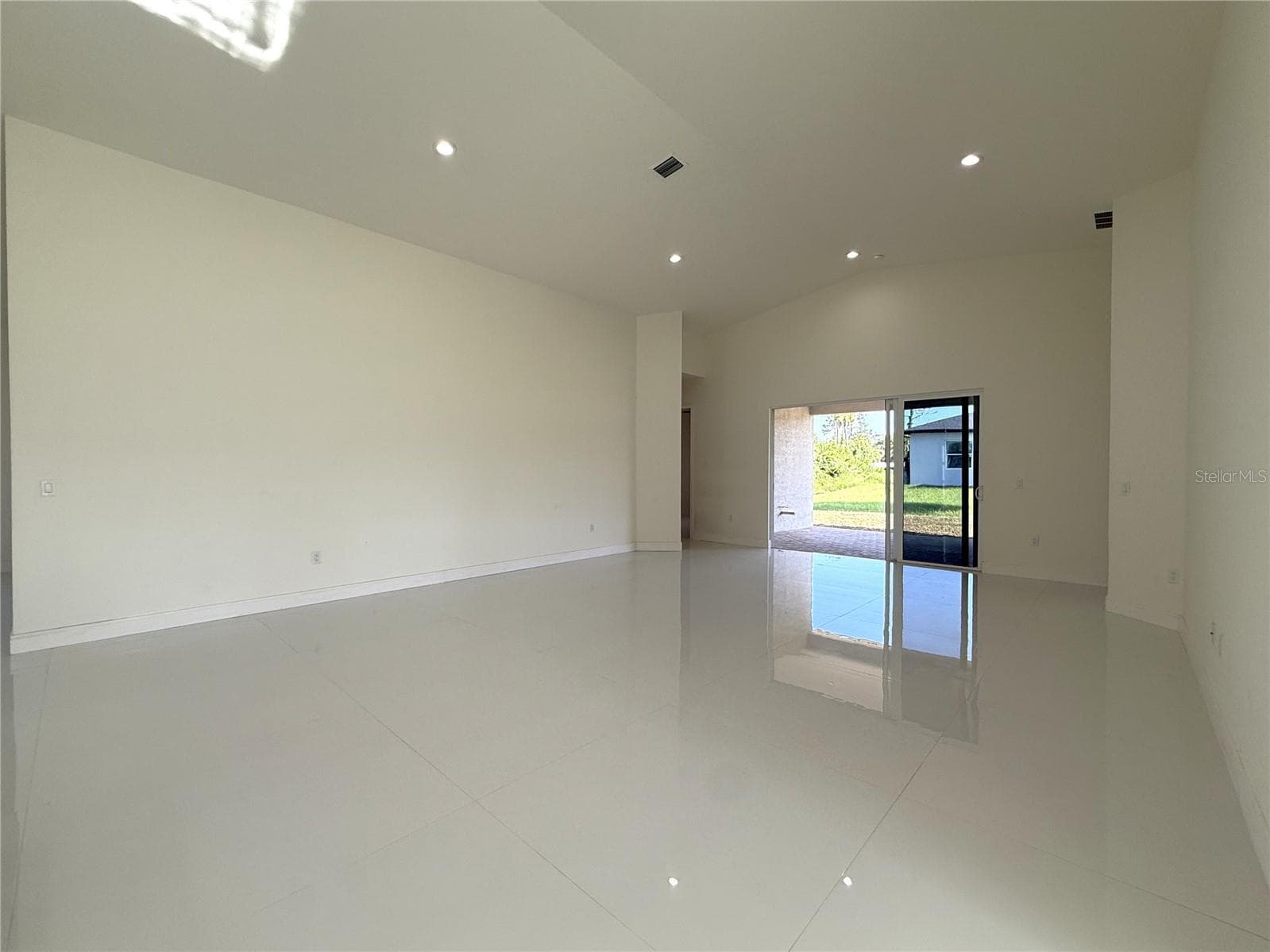 LIVING ROOM - 16443 HILLSBOROUGH BLVD, PORT CHARLOTTE