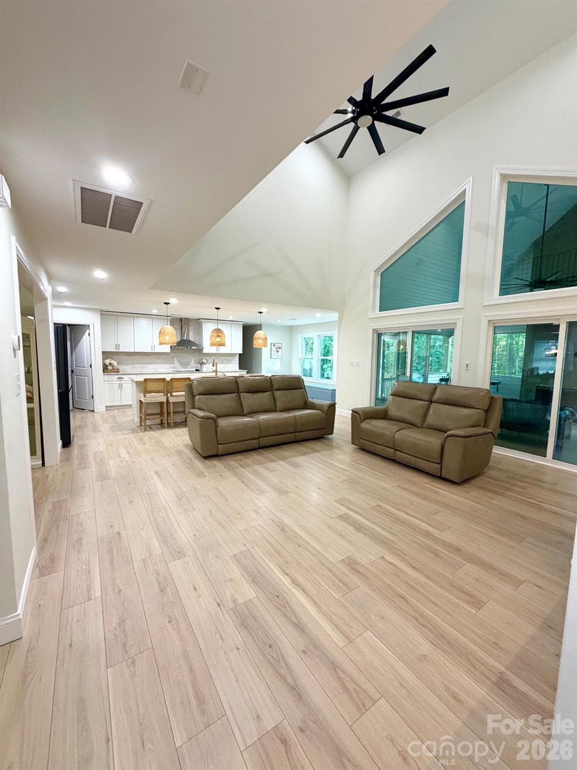 2 Story Greatroom (21' vaulted ceiling) - 124 Providence Place, Chocowinity