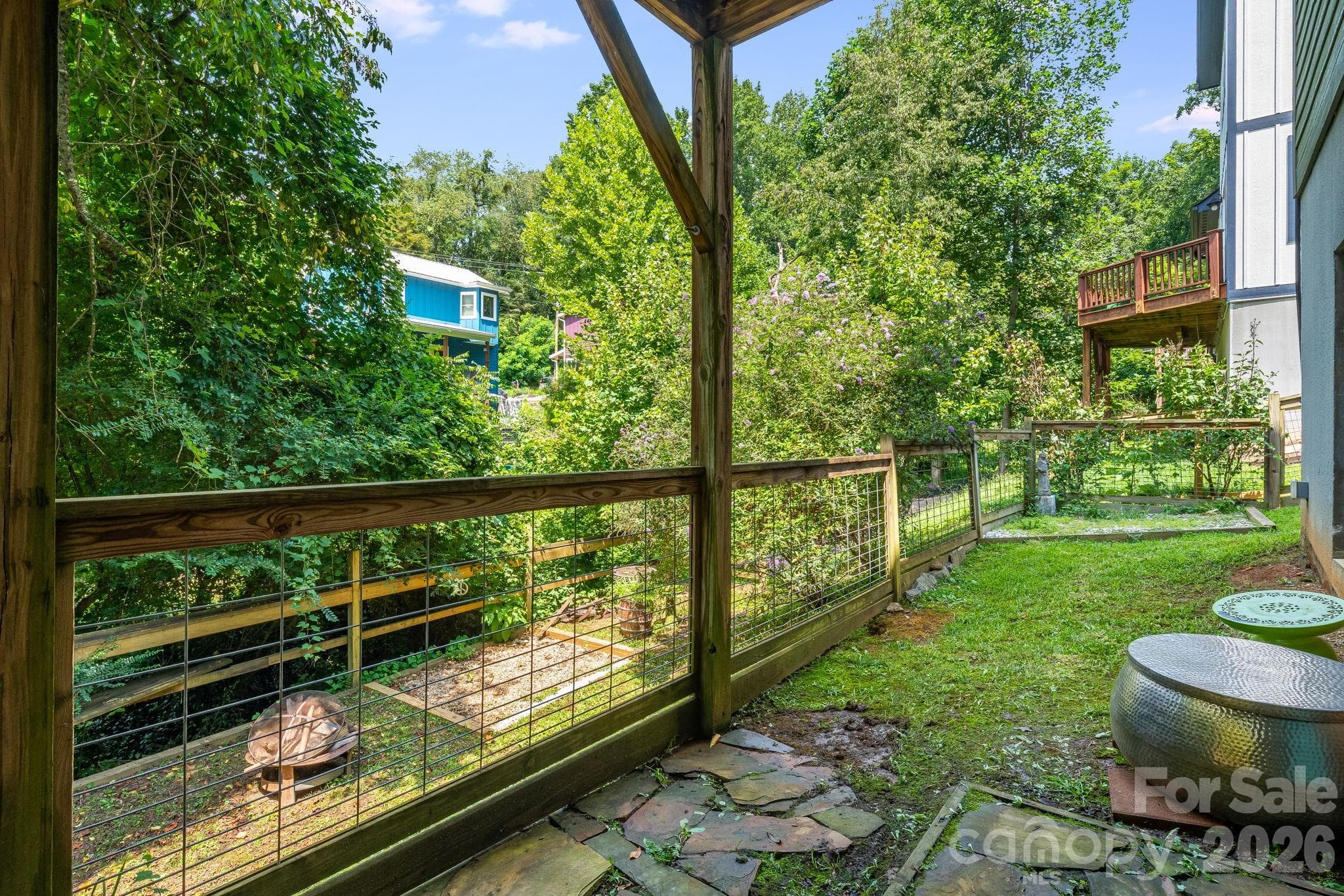 Low maintenance outdoor area with creative finishes. Also a separate entrance. - 35 Emmett Lane, Asheville