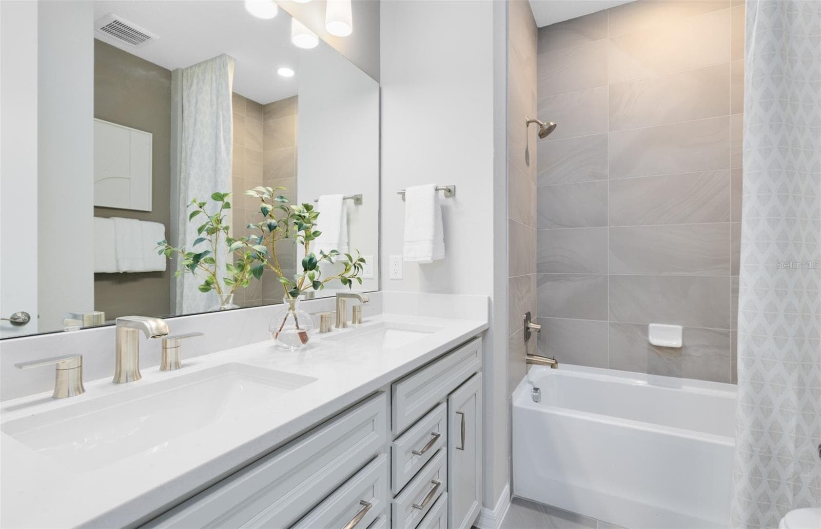 Model Home Design Only. Pictures and furnishings are for illustrative purposes only. Elevations, colors and options may vary. Furniture is for model home staging only. - 1430 RIDGE TREE DRIVE, ORMOND BEACH