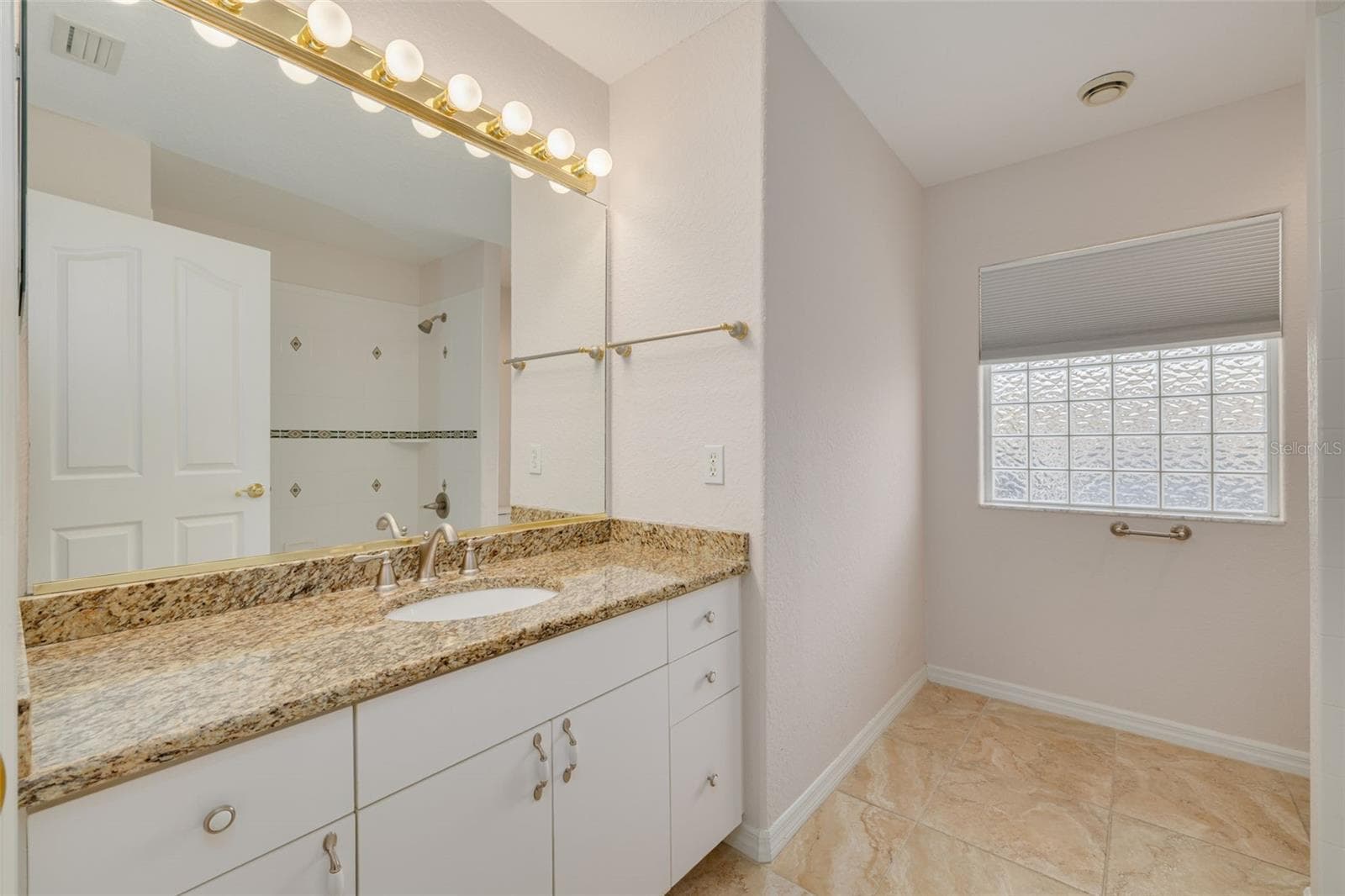 Guest Bathroom - 2102 BRADFORD ST, CLEARWATER