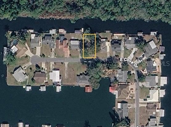 E COVE DR
