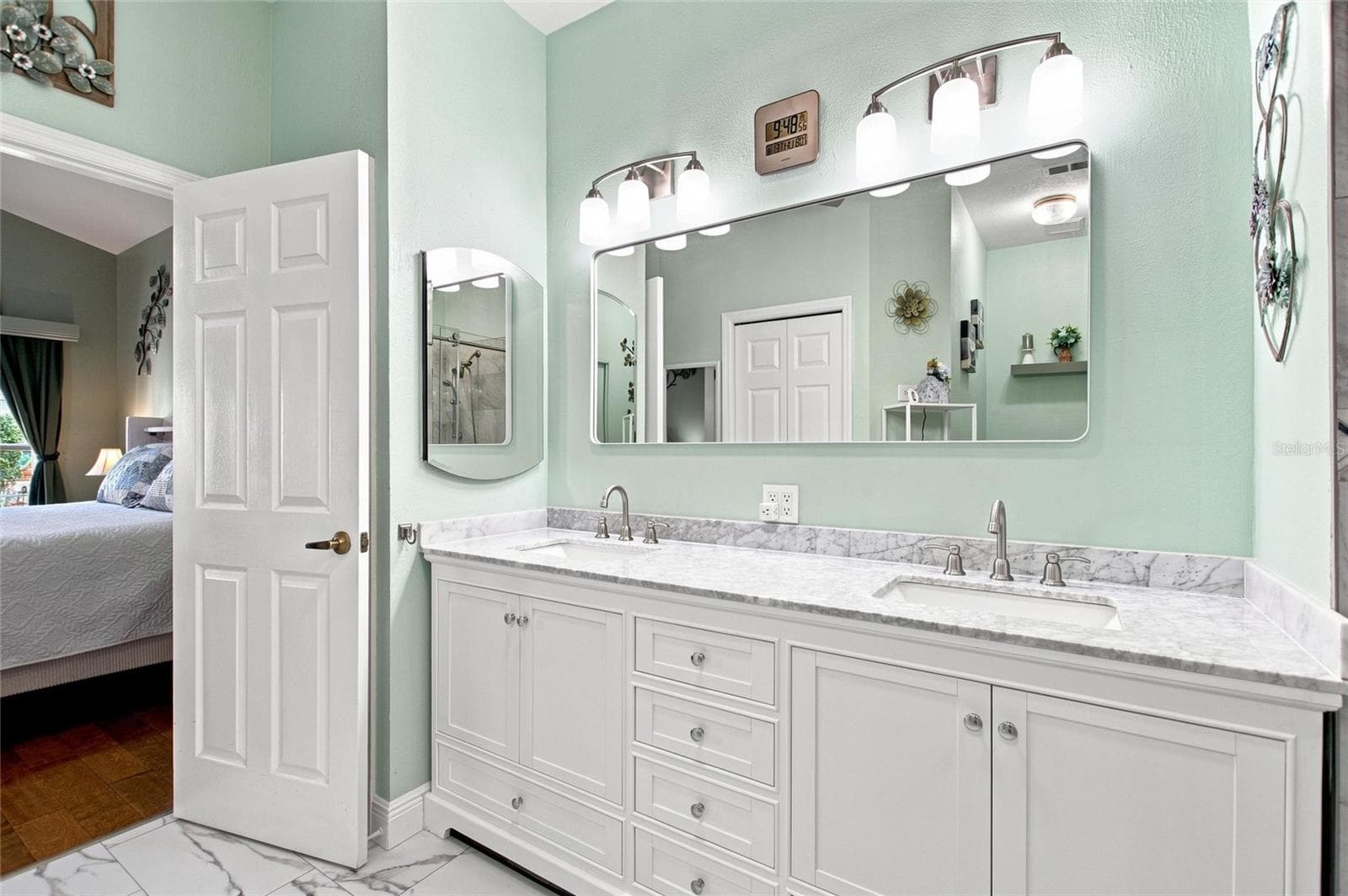 Updated primary bath - 919 ASHTON DR, DAVENPORT
