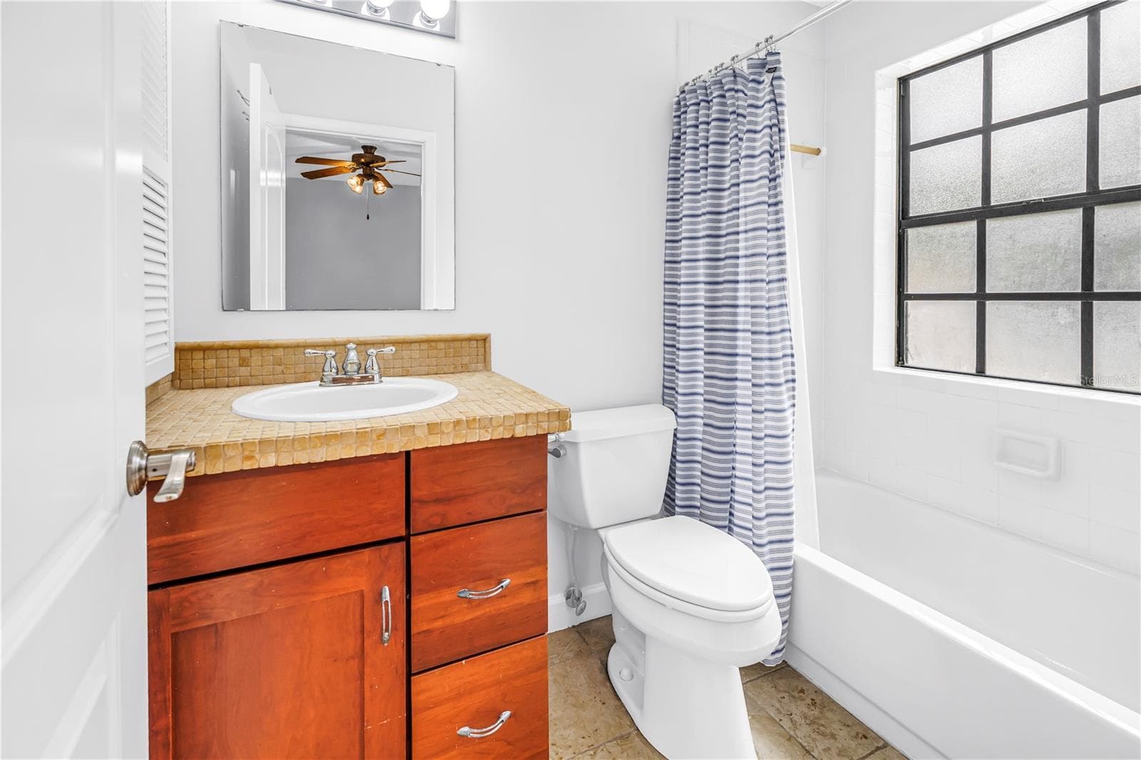 Upstairs 2nd Suite Bath with tub and shower - 1092 SANABEL CT NE, ST PETERSBURG