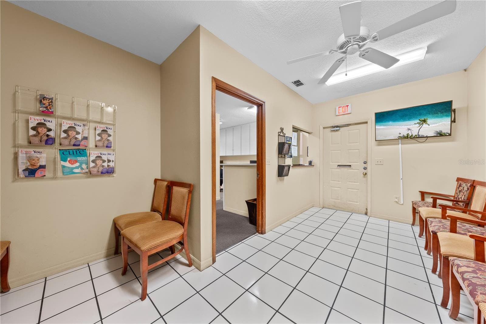 323 W. Cypress St. - waiting area of occupied unit month to month - 323 W CYPRESS ST, KISSIMMEE