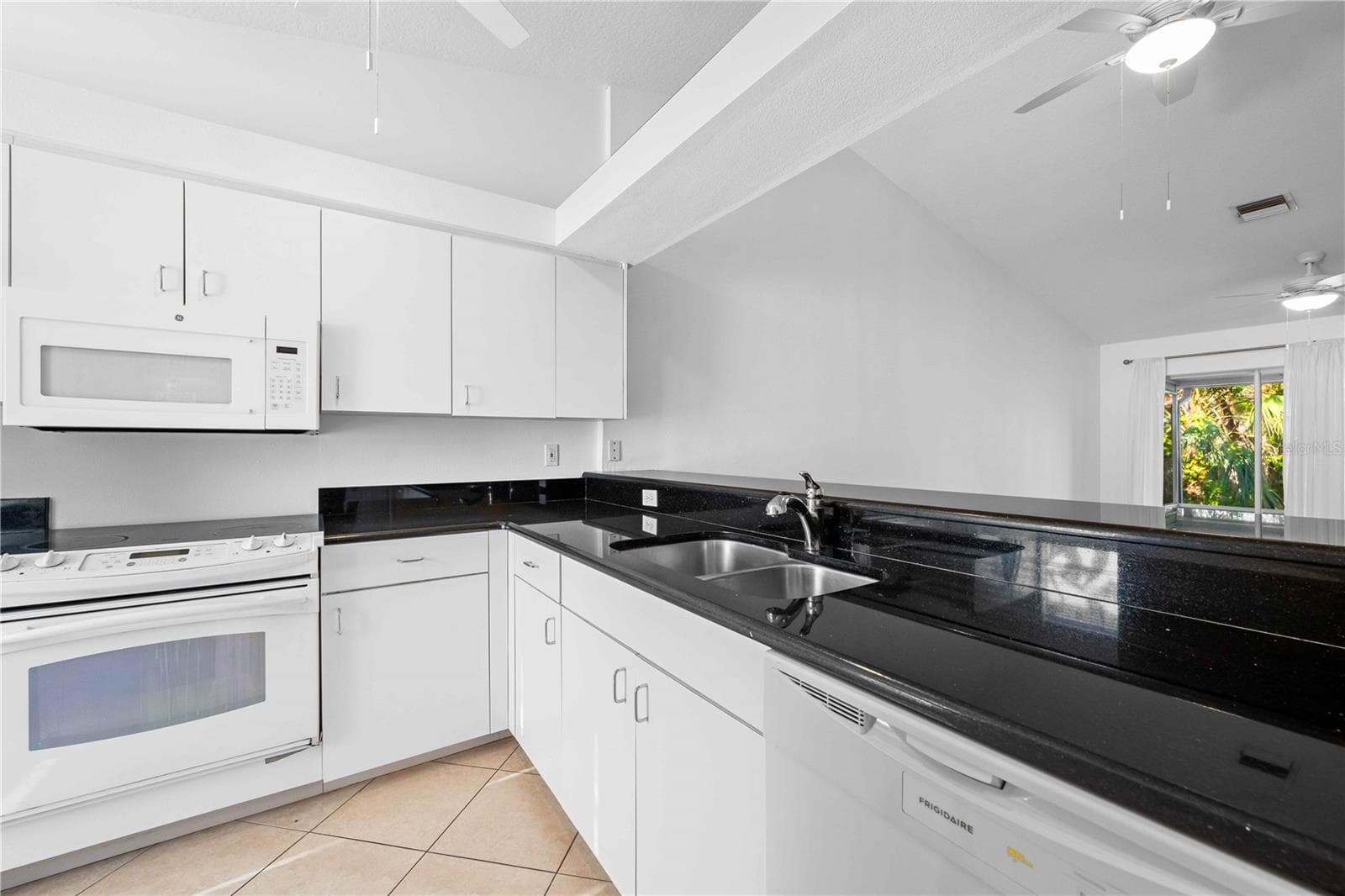 Condominium at 630 N JEFFERSON AVE #19, SARASOTA, photo 12 of 28