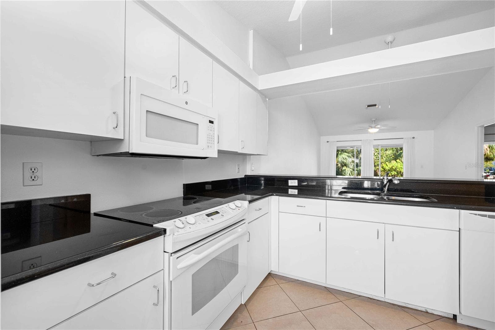 Condominium at 630 N JEFFERSON AVE #19, SARASOTA, photo 15 of 28