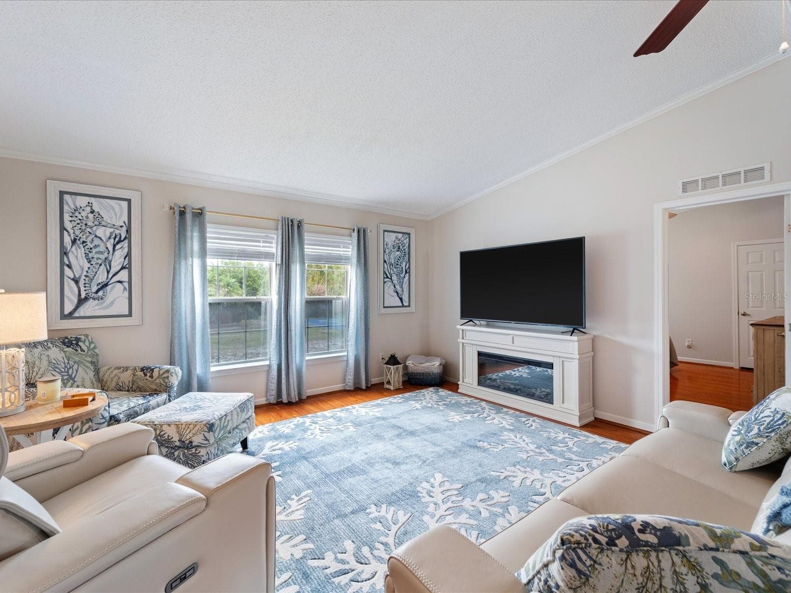 Living room - 9182 PINEHAVEN WAY, ENGLEWOOD