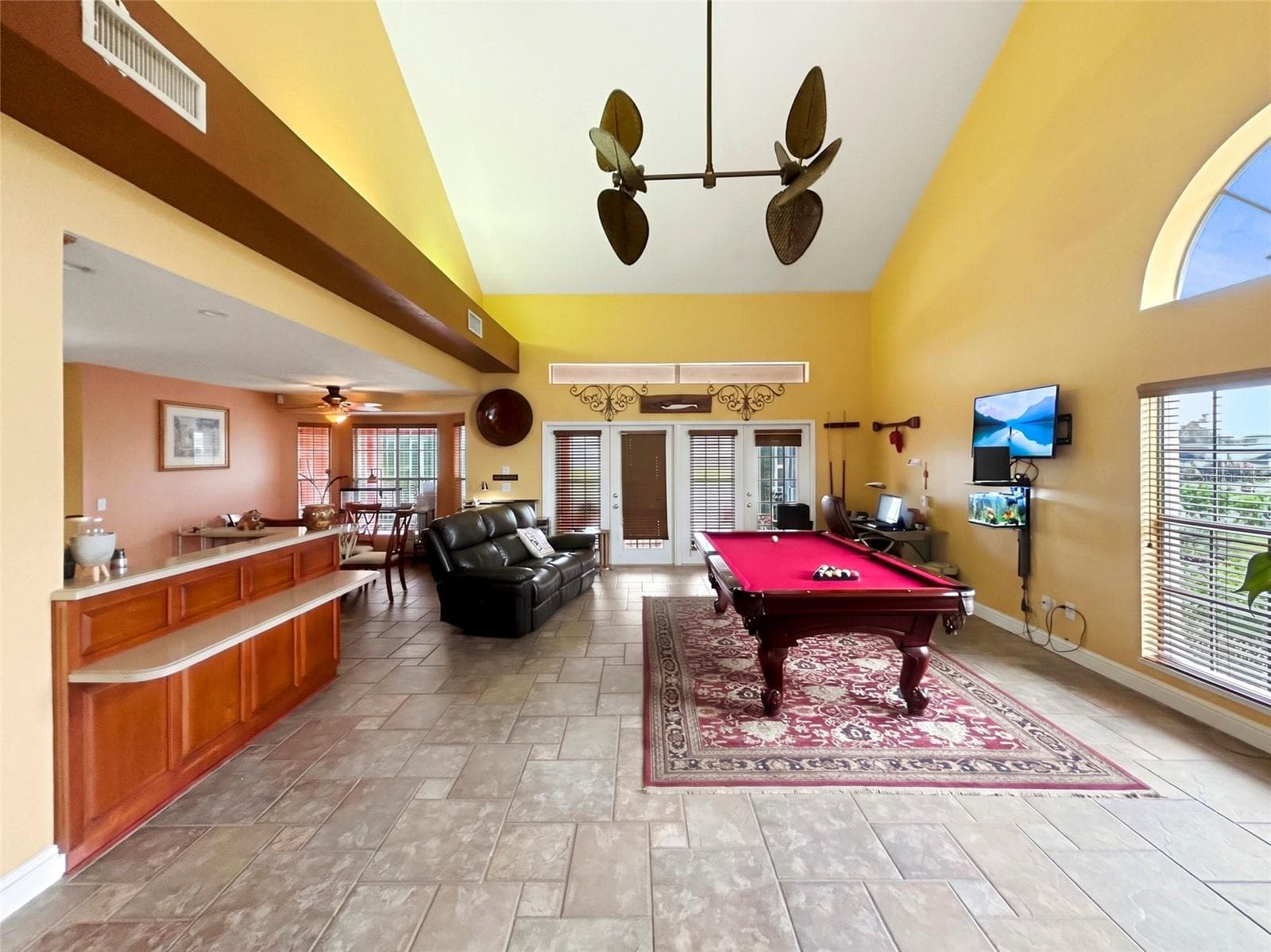 SPACIOOUS GREAT R00M WITH 23FT CEILING AND FIREPLACE. - 936 ALLEGRO LN, APOLLO BEACH