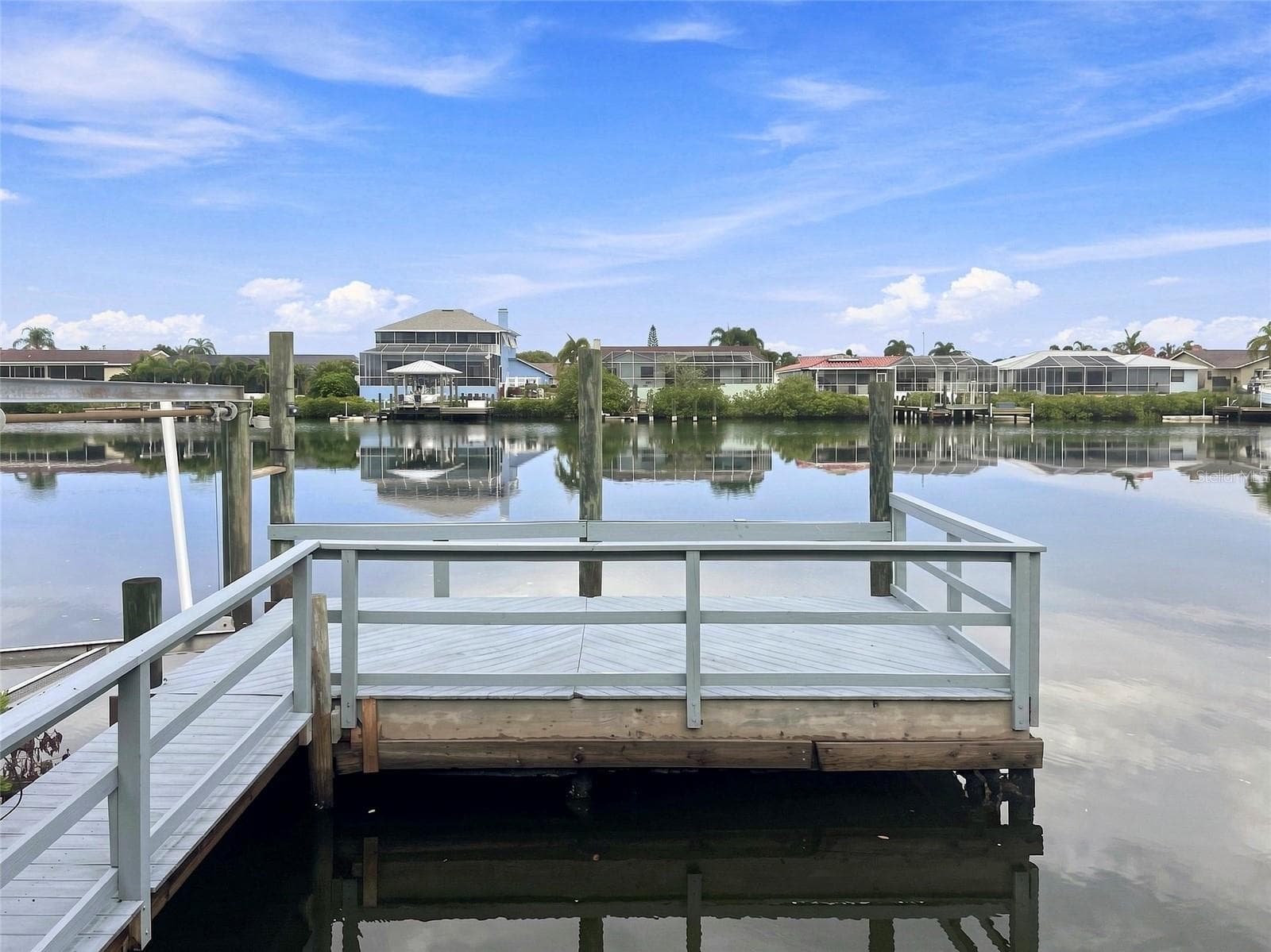 DOCK HAS COMPOSITE DECK. SAFETY RAIL AND BOAT LIFT. OWNERS HAD 37' SILVERTON CABIN CRUISER DOCKED FOR APPX 10 YEARS. - 936 ALLEGRO LN, APOLLO BEACH
