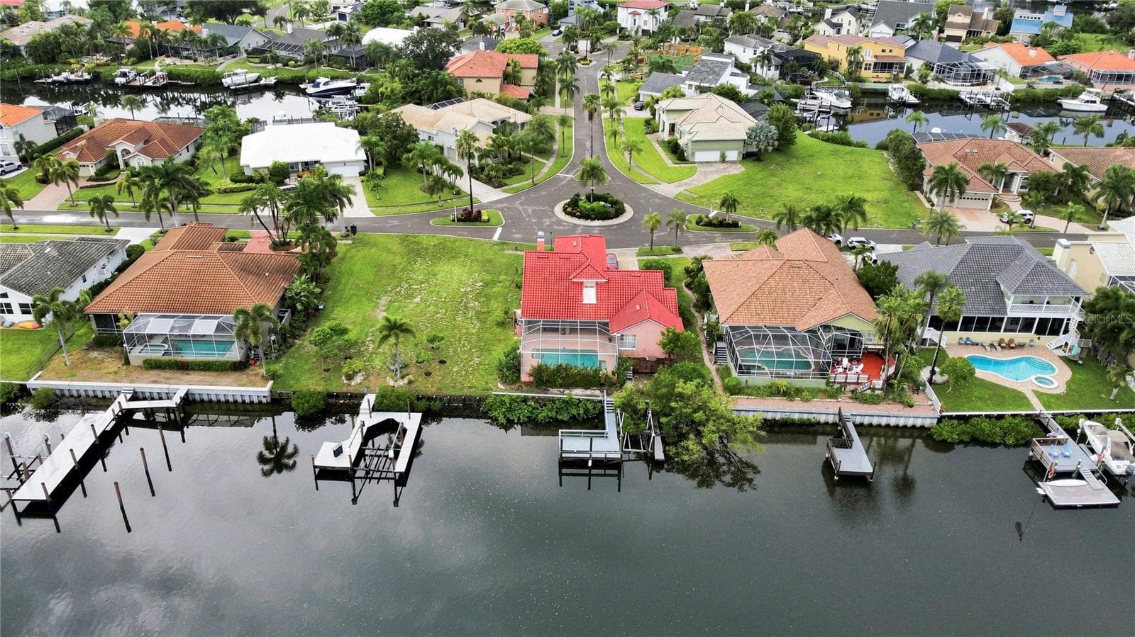 DEEP WATER CANAL AND APPX 100 YDS WIDE 5 MIN TO TAMPA BAY. - 936 ALLEGRO LN, APOLLO BEACH