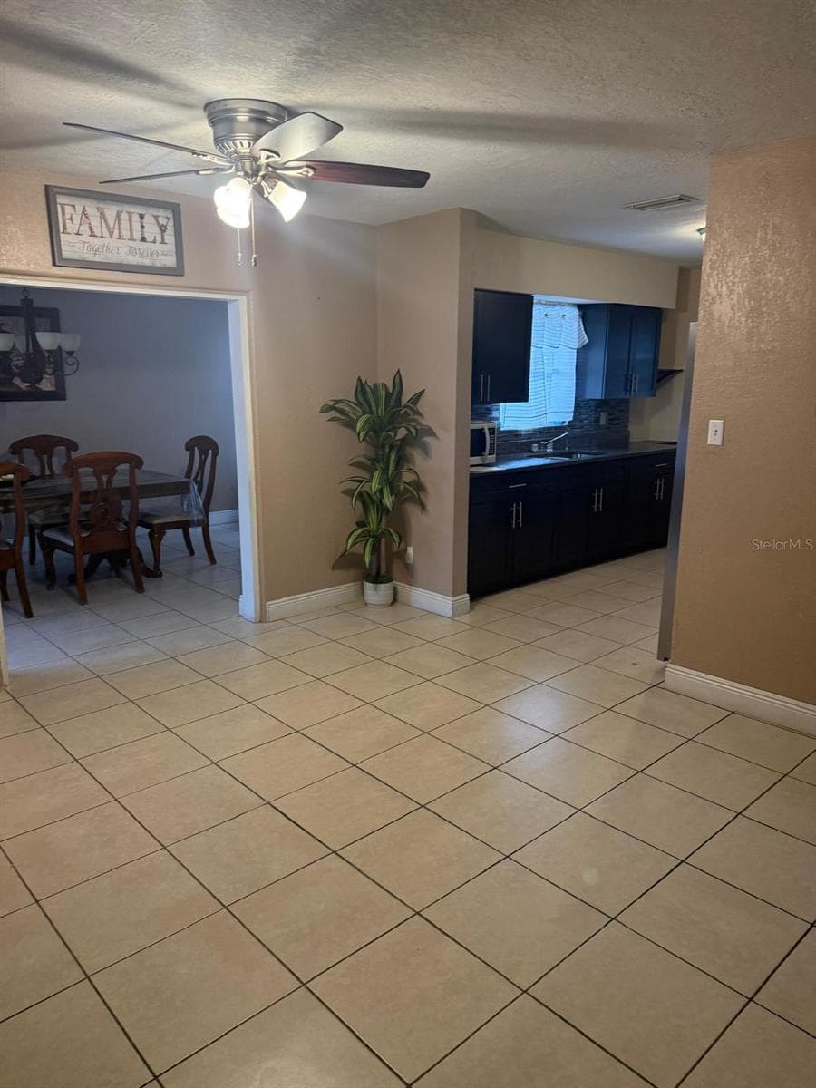 Single Family Residence at 1827 HEATHER AVE, TAMPA, photo 6 of 21