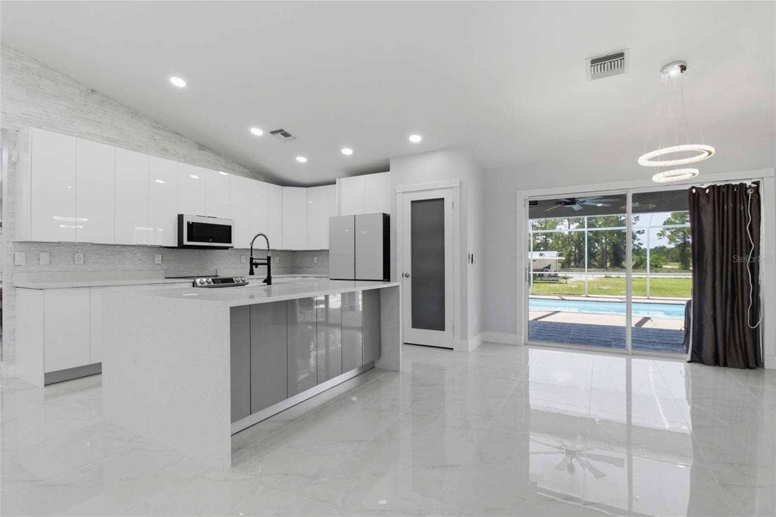 Kitchen dinning room combo - 1104 MORTON ST E, LEHIGH ACRES