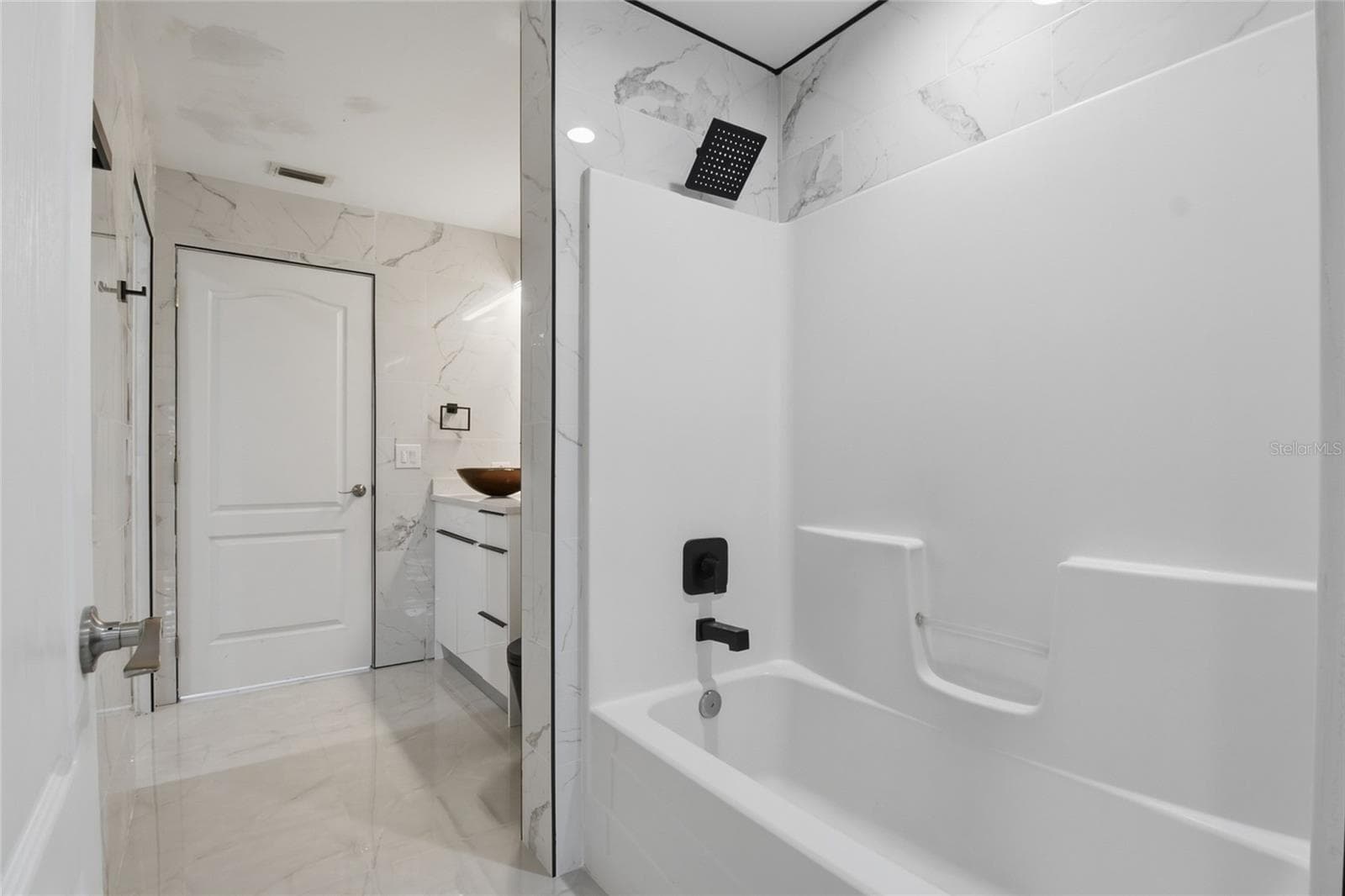 Jack & Jill guest bath - 1104 MORTON ST E, LEHIGH ACRES