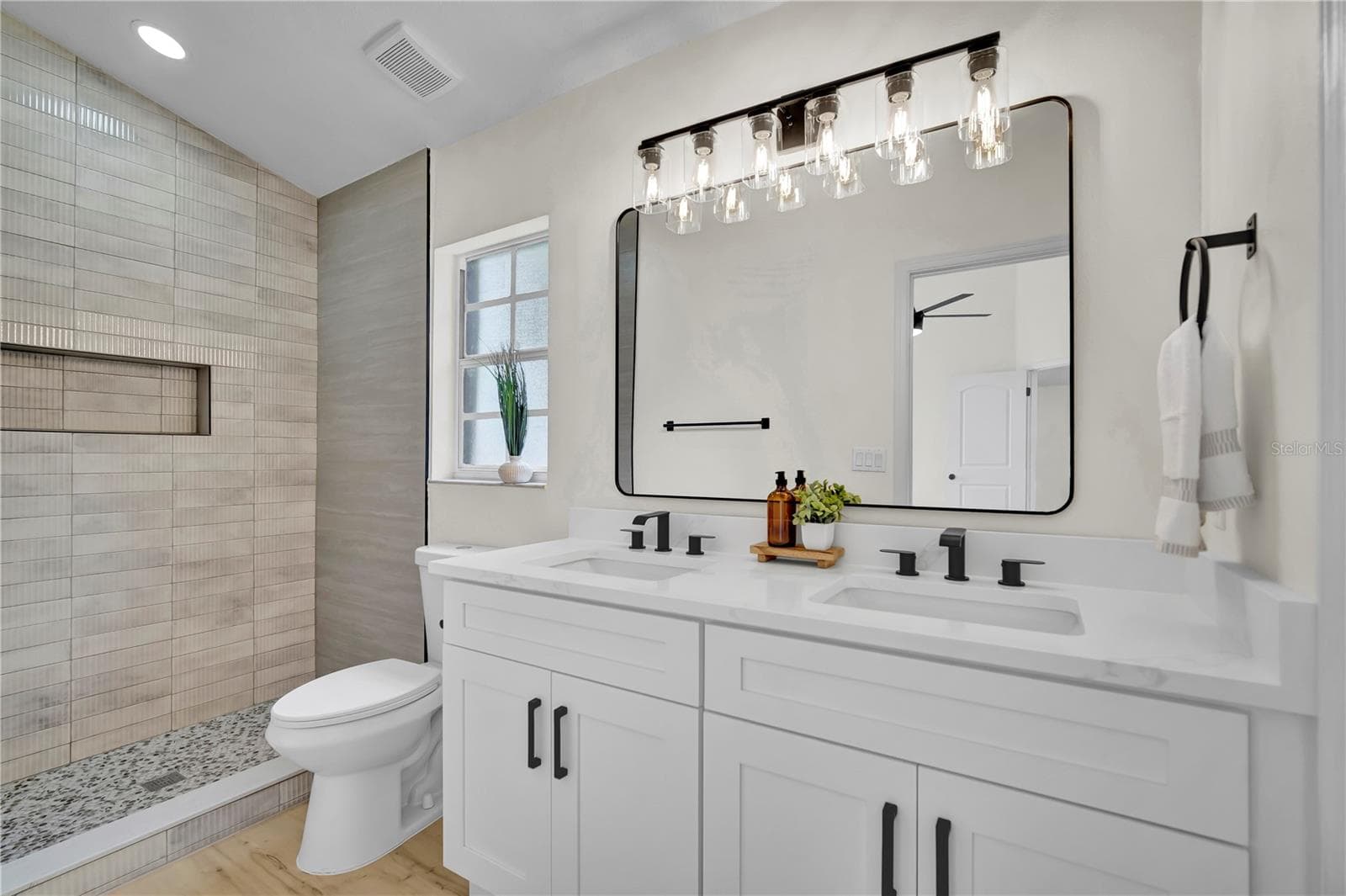 Tranquil Master bathroom with his and hers vanity. - 8320 SOUTHERN FOREST DR, ORLANDO