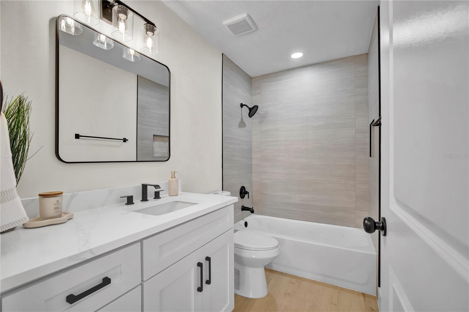 Guest bathroom - 8320 SOUTHERN FOREST DR, ORLANDO