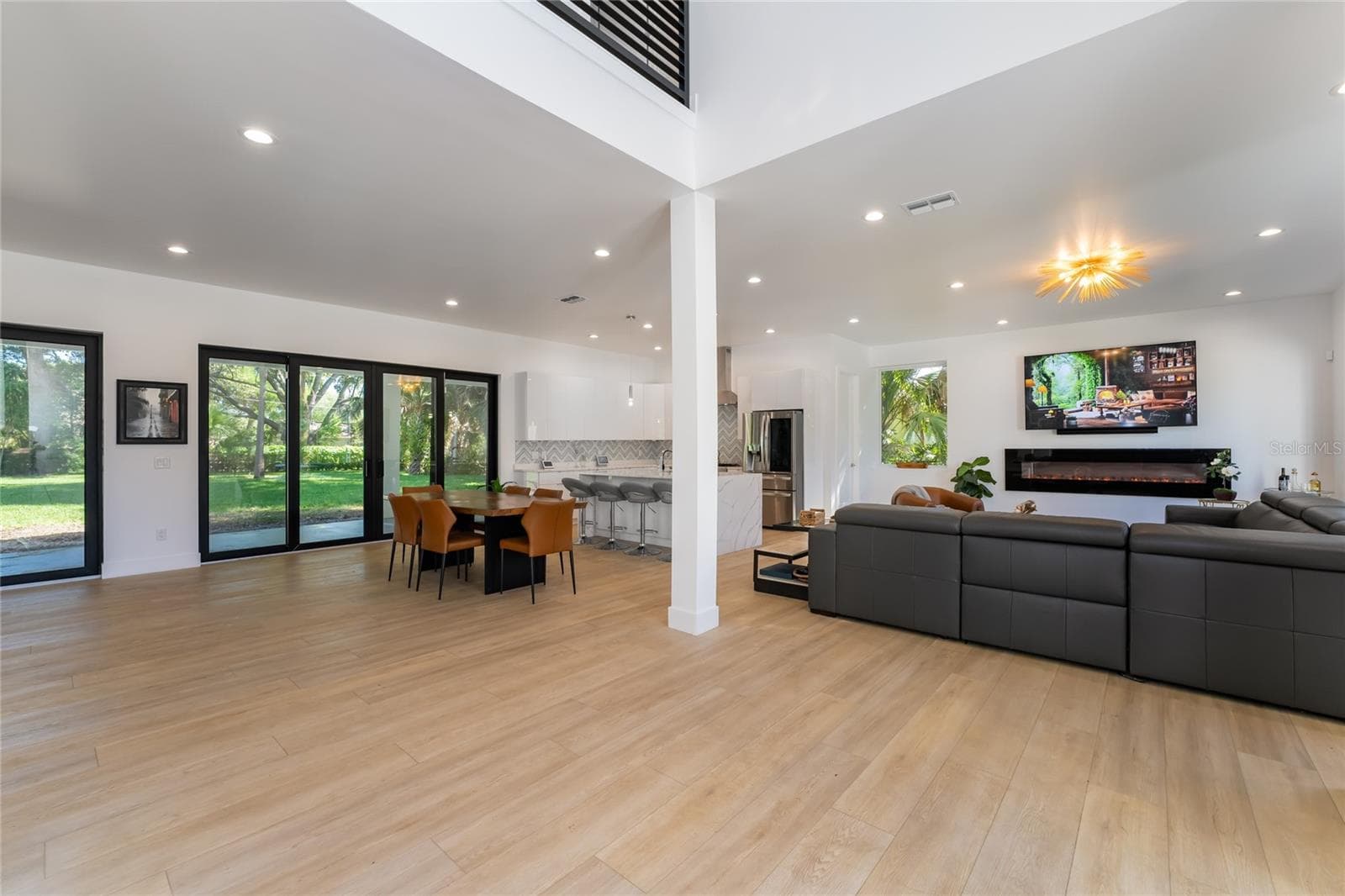 Single Family Residence at 11113 LAKE BUTLER BLVD, WINDERMERE, photo 2 of 33