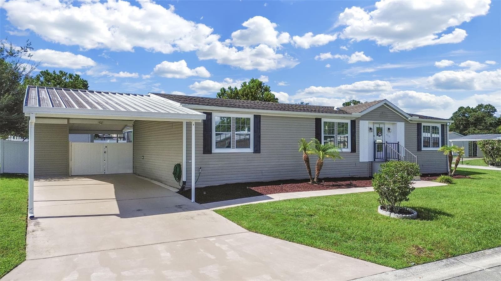 Manufactured Home at 490 LINDSEY DR, LAKELAND, photo 2 of 38