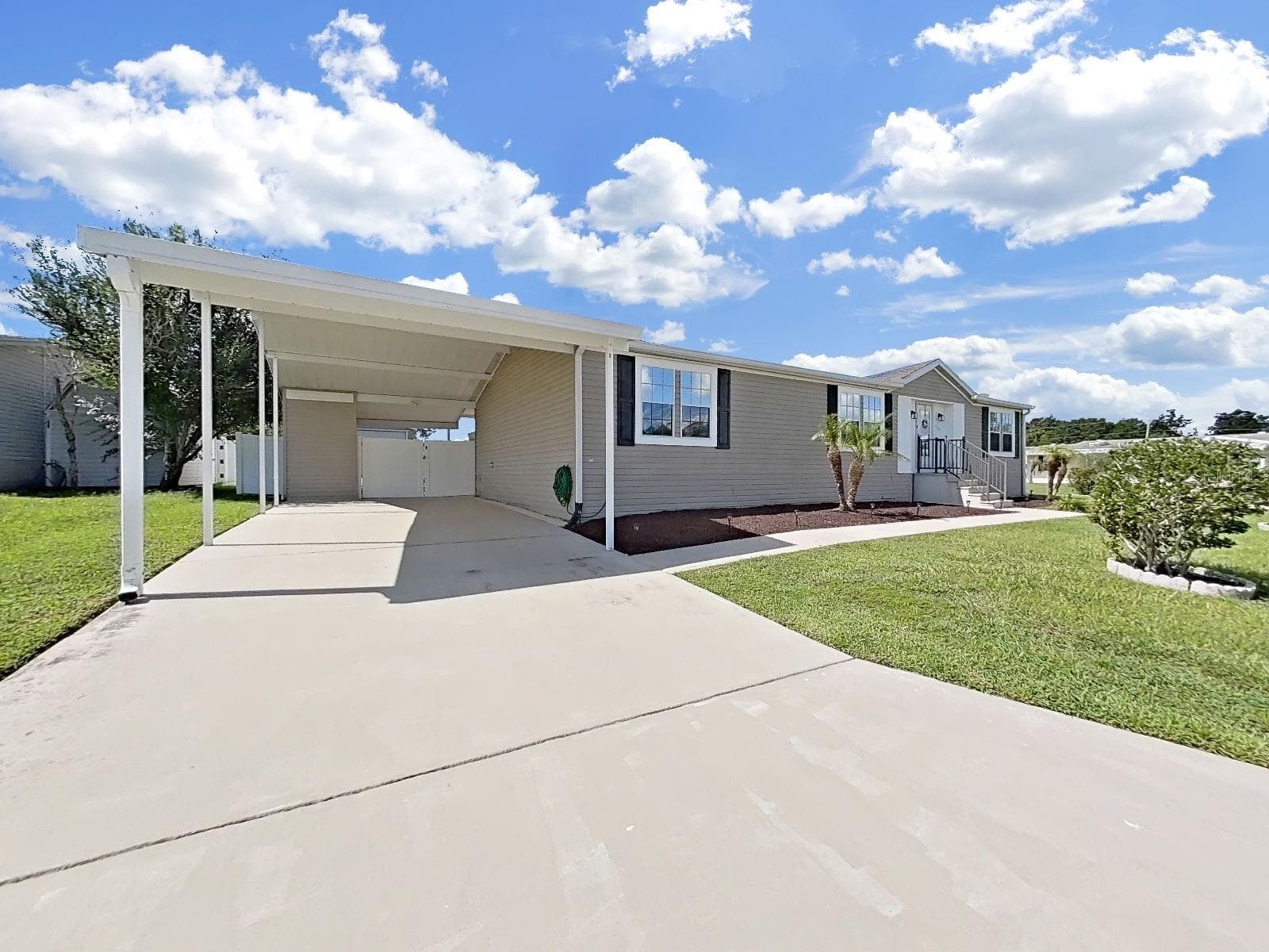 Manufactured Home at 490 LINDSEY DR, LAKELAND, photo 13 of 38
