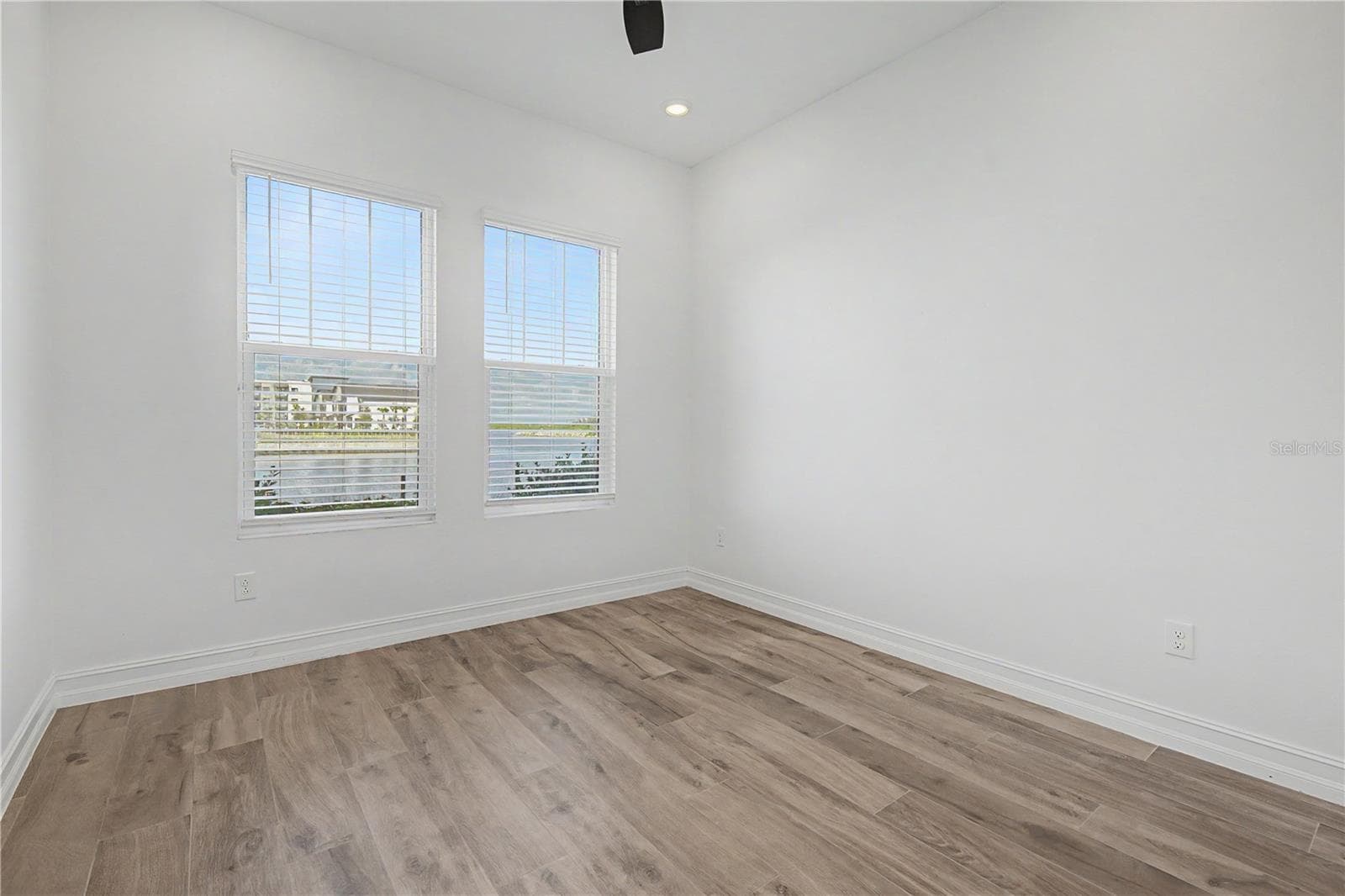 Private first-level Bedroom. Ideal for a private guest suite. - 5351 BRIDGE ST #38, TAMPA