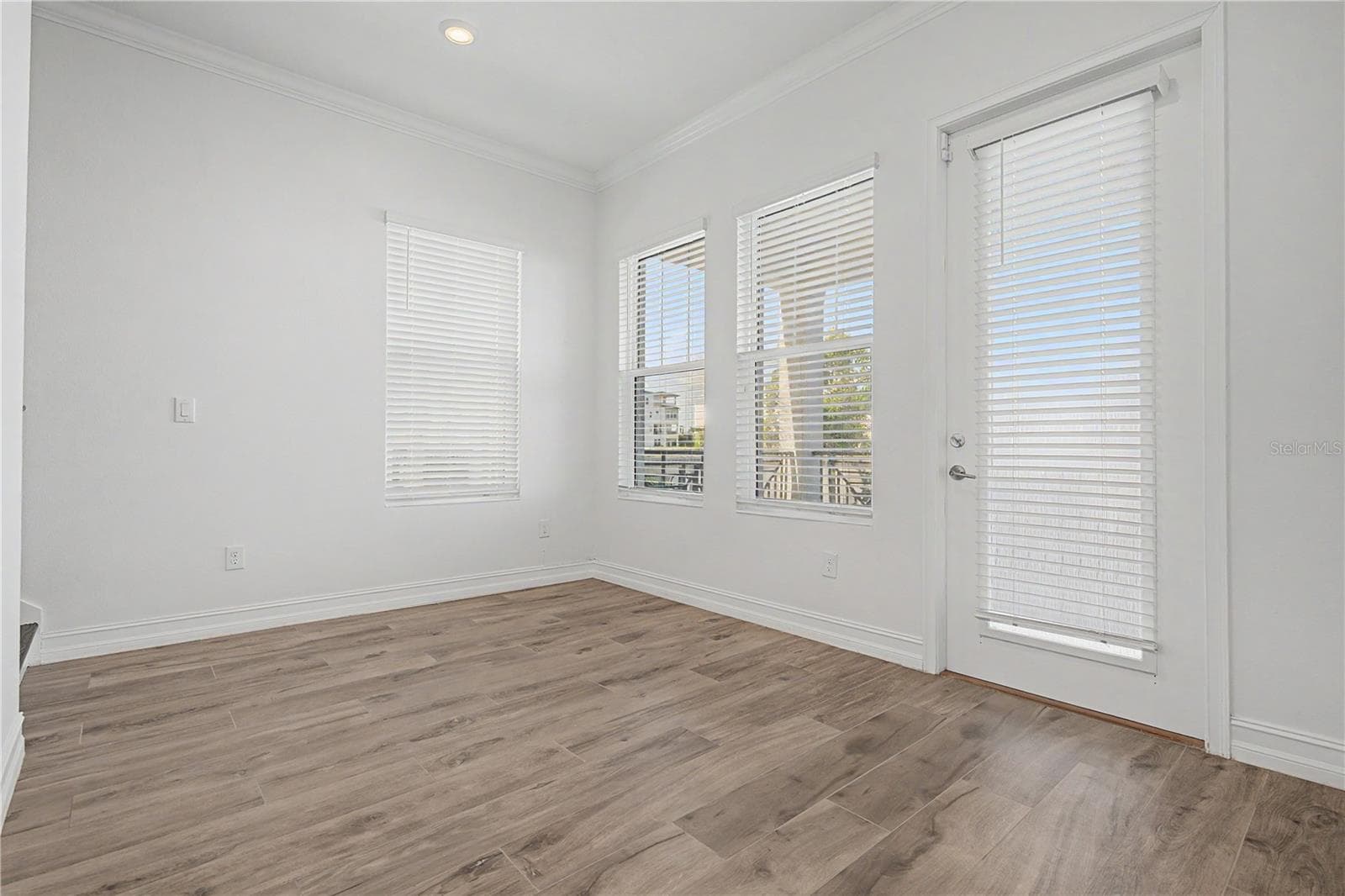 First-level living area with direct access to the outdoor patio and beautiful waterfront views. - 5351 BRIDGE ST #38, TAMPA
