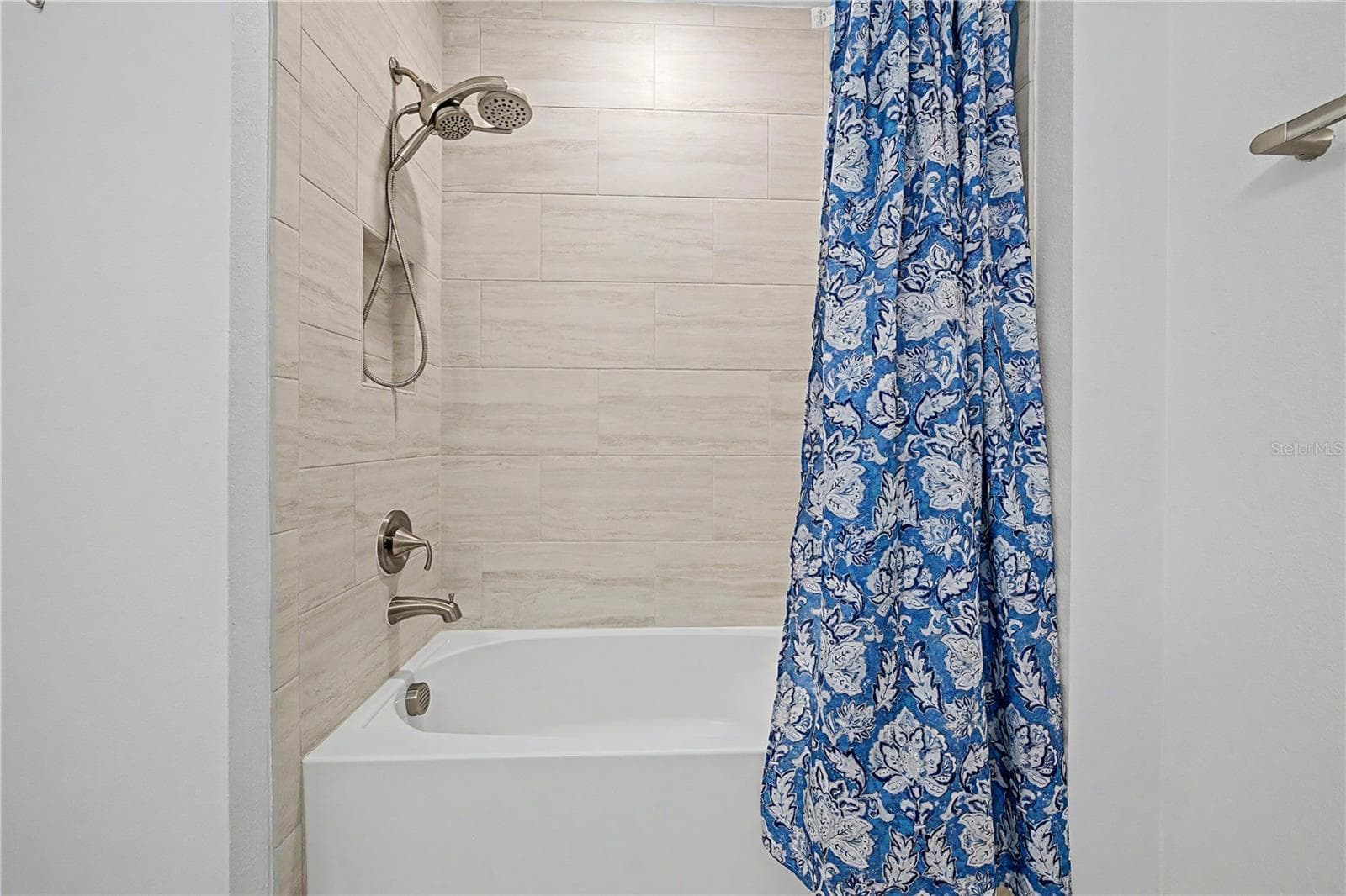 Third-level bathroom featuring a convenient tub/shower combination. - 5351 BRIDGE ST #38, TAMPA