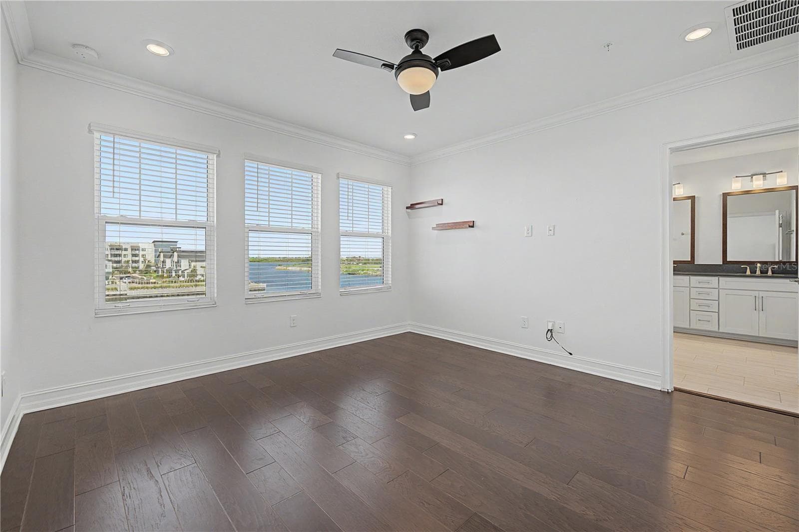 Third-level primary bedroom with a private en-suite bathroom. - 5351 BRIDGE ST #38, TAMPA