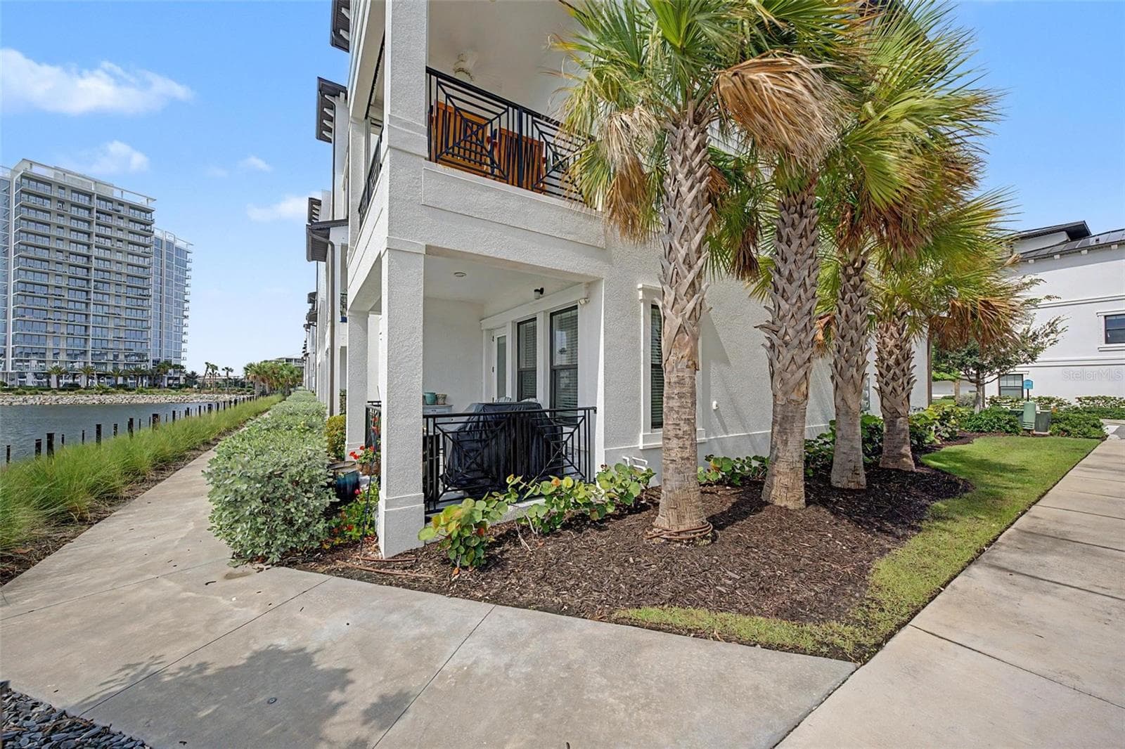 Wonderful end-unit location offering  convenient access to all community amenities. - 5351 BRIDGE ST #38, TAMPA