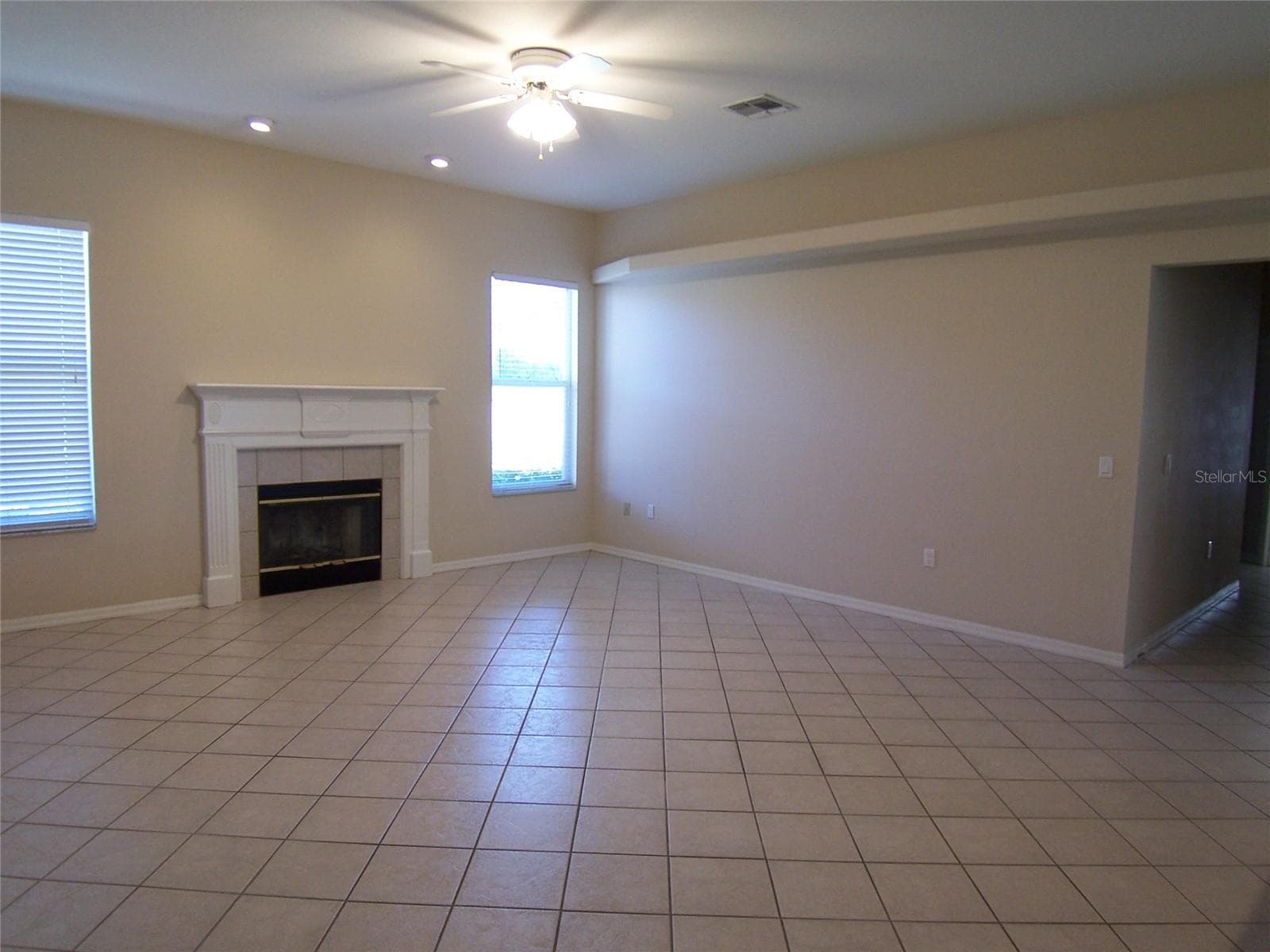 FAMILY ROOM and Hallway leading to Bedrooms 2-3-4 and Bath 2 - 5435 SUMMERLAND HILLS DR, LAKELAND