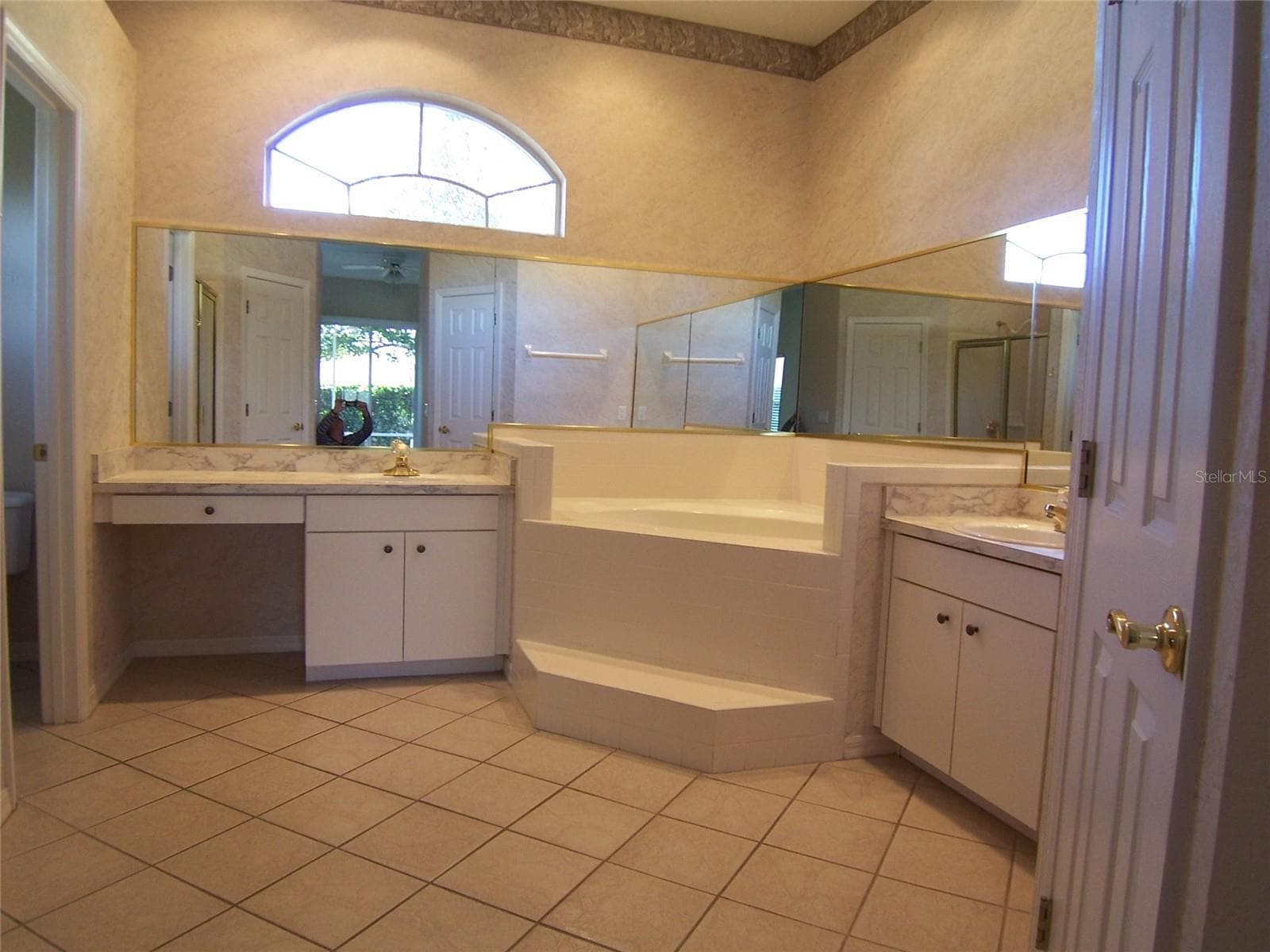 MASTER BATH wallpaper being removed - 5435 SUMMERLAND HILLS DR, LAKELAND