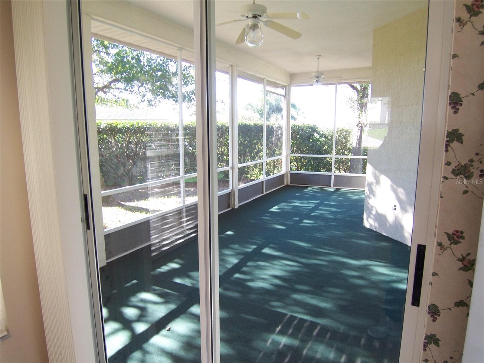 LARGE SCREENED LANAI - opens to Breakfast Nook or Living Room or Master bedroom. - 5435 SUMMERLAND HILLS DR, LAKELAND