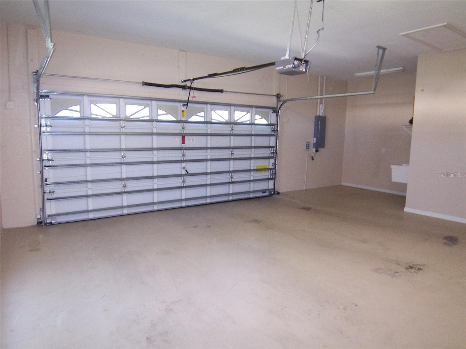 OVERSIZED GARAGE and storage space with utility sink - 5435 SUMMERLAND HILLS DR, LAKELAND