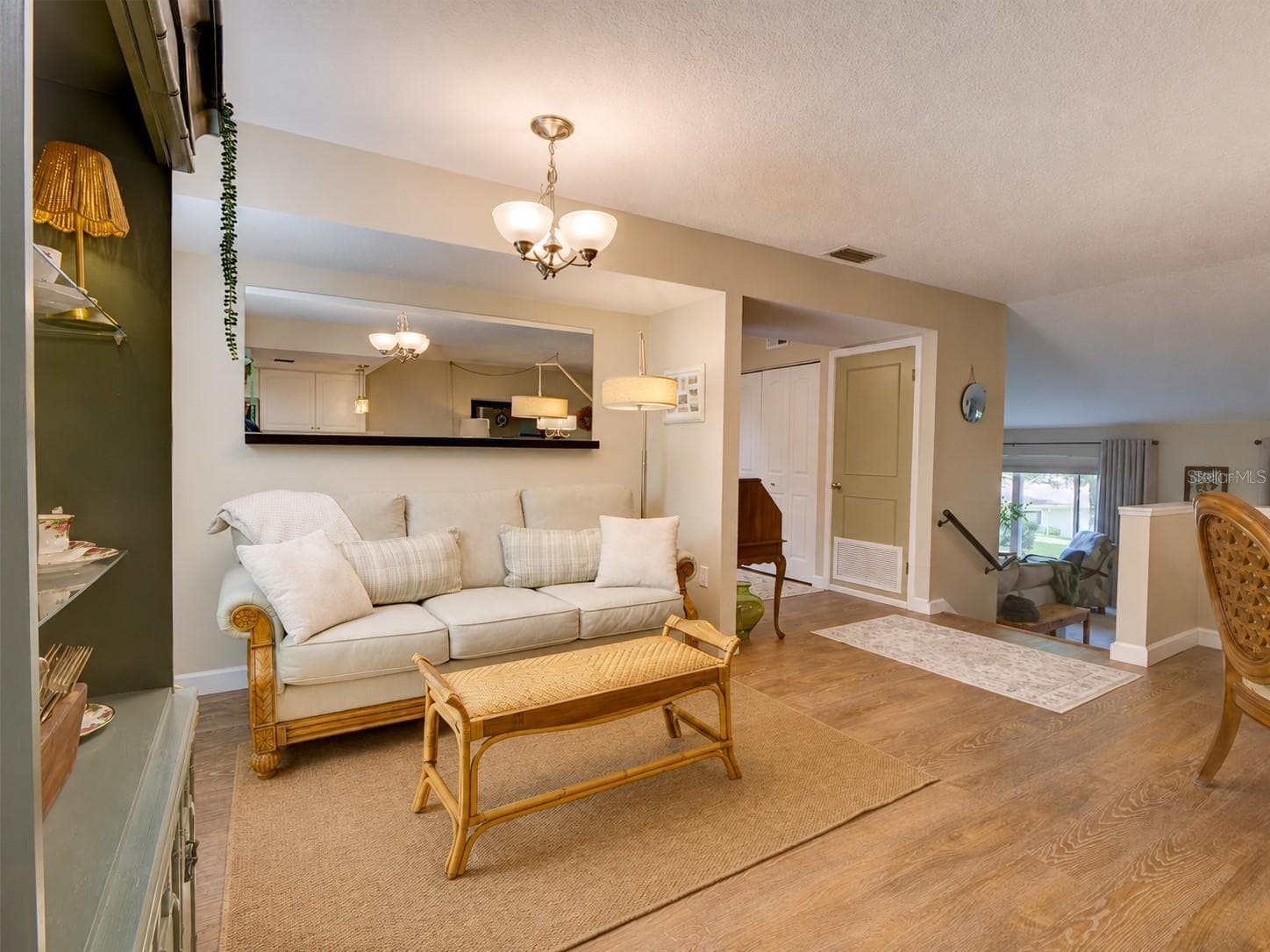 Expansive Sitting Area - 100 S TREMAIN ST #G2, MOUNT DORA