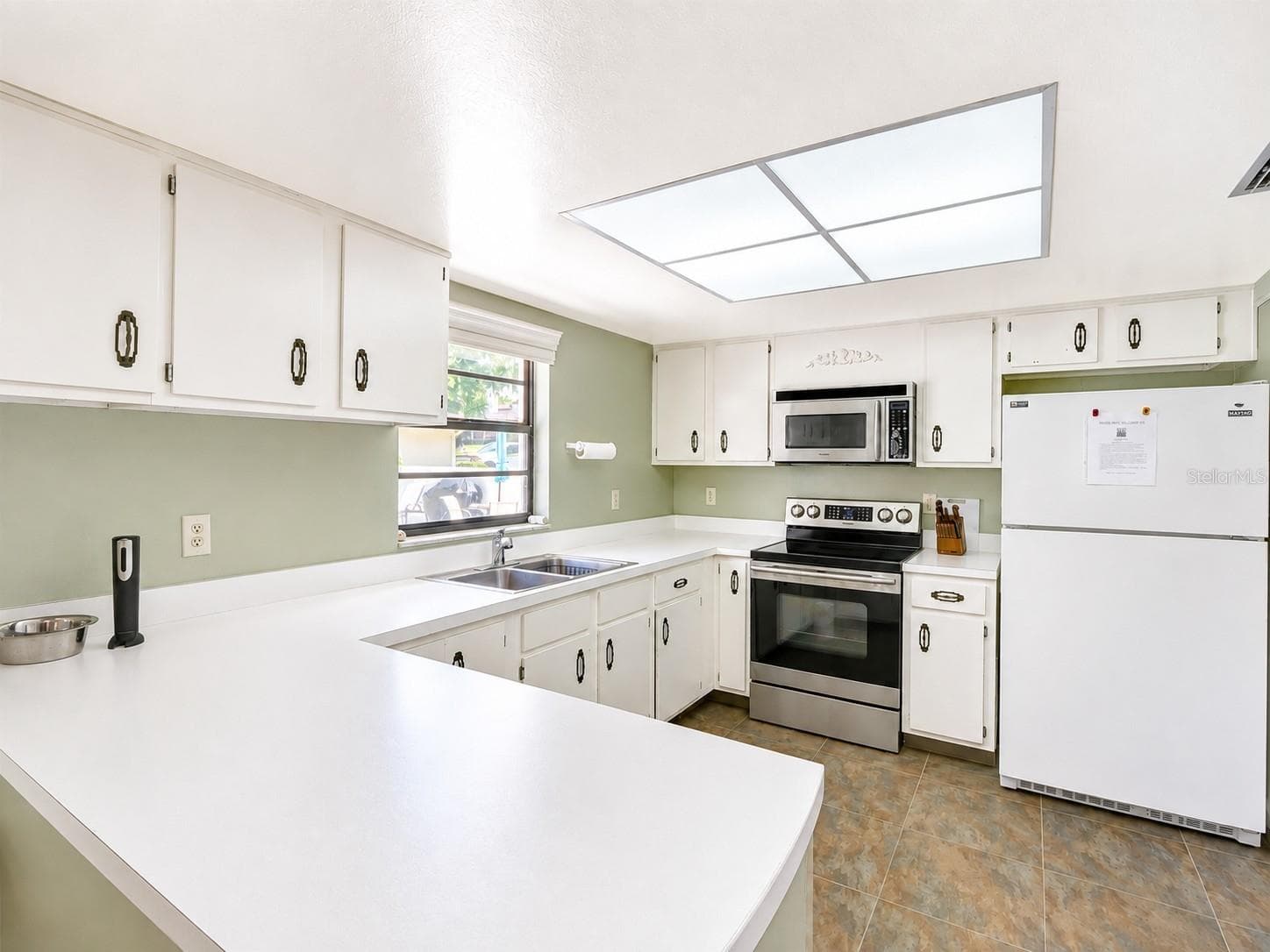 Clubhouse: Full Kitchen - 100 S TREMAIN ST #G2, MOUNT DORA