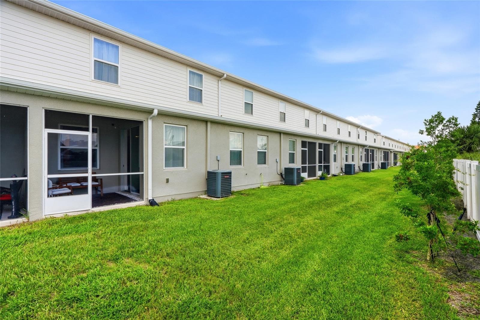 Well maintained back of the building area - 5282 NEIL DR, ST PETERSBURG