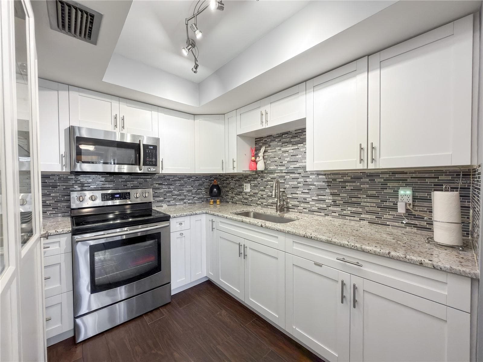 Condominium at 8100 DR MARTIN LUTHER KING JR ST N #202, ST PETERSBURG, photo 7 of 32