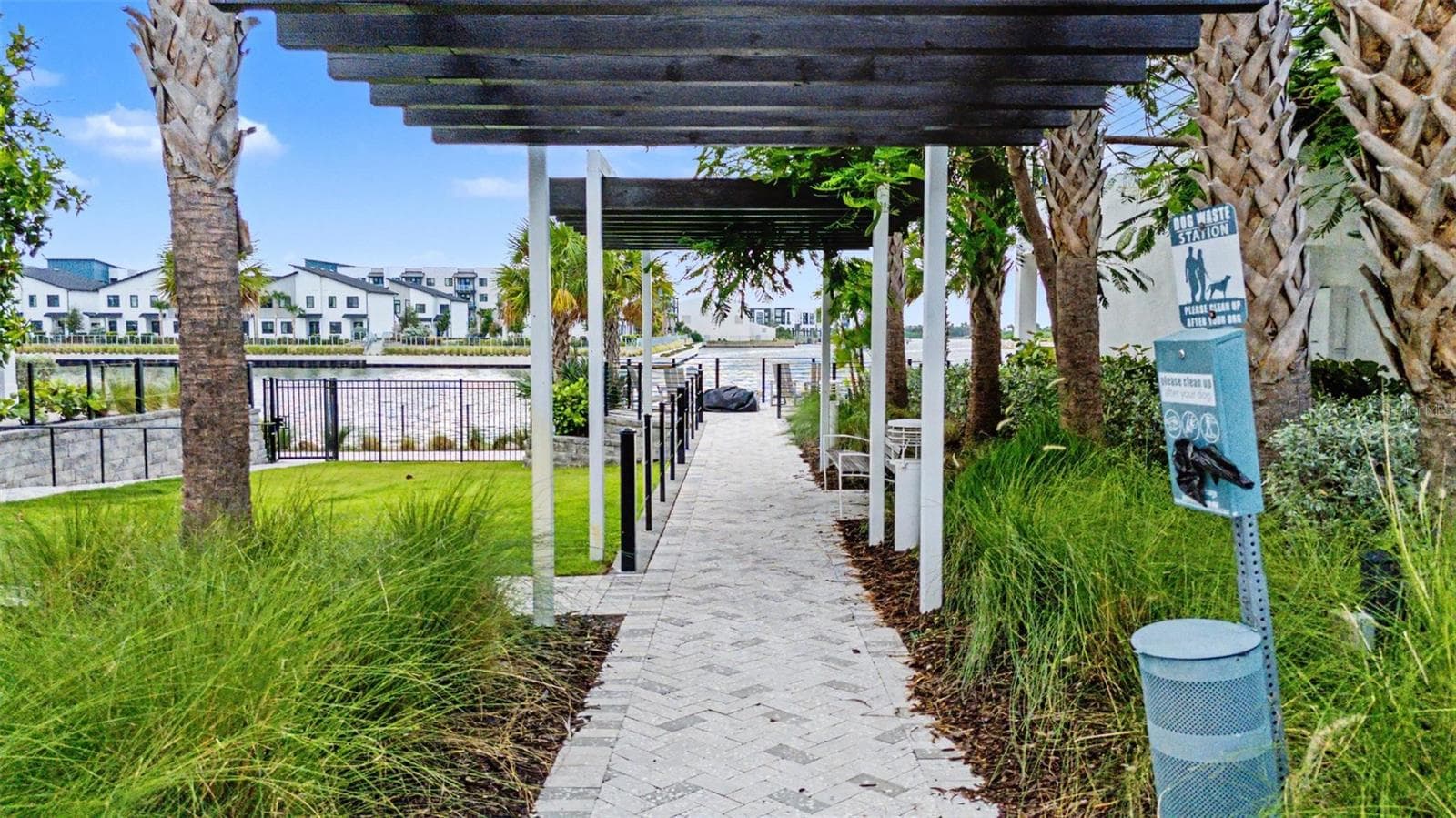 Paved walkway provide easy access to community amenities throughout this welcoming, dog-friendly neighborhood. - 5351 BRIDGE ST #38, TAMPA