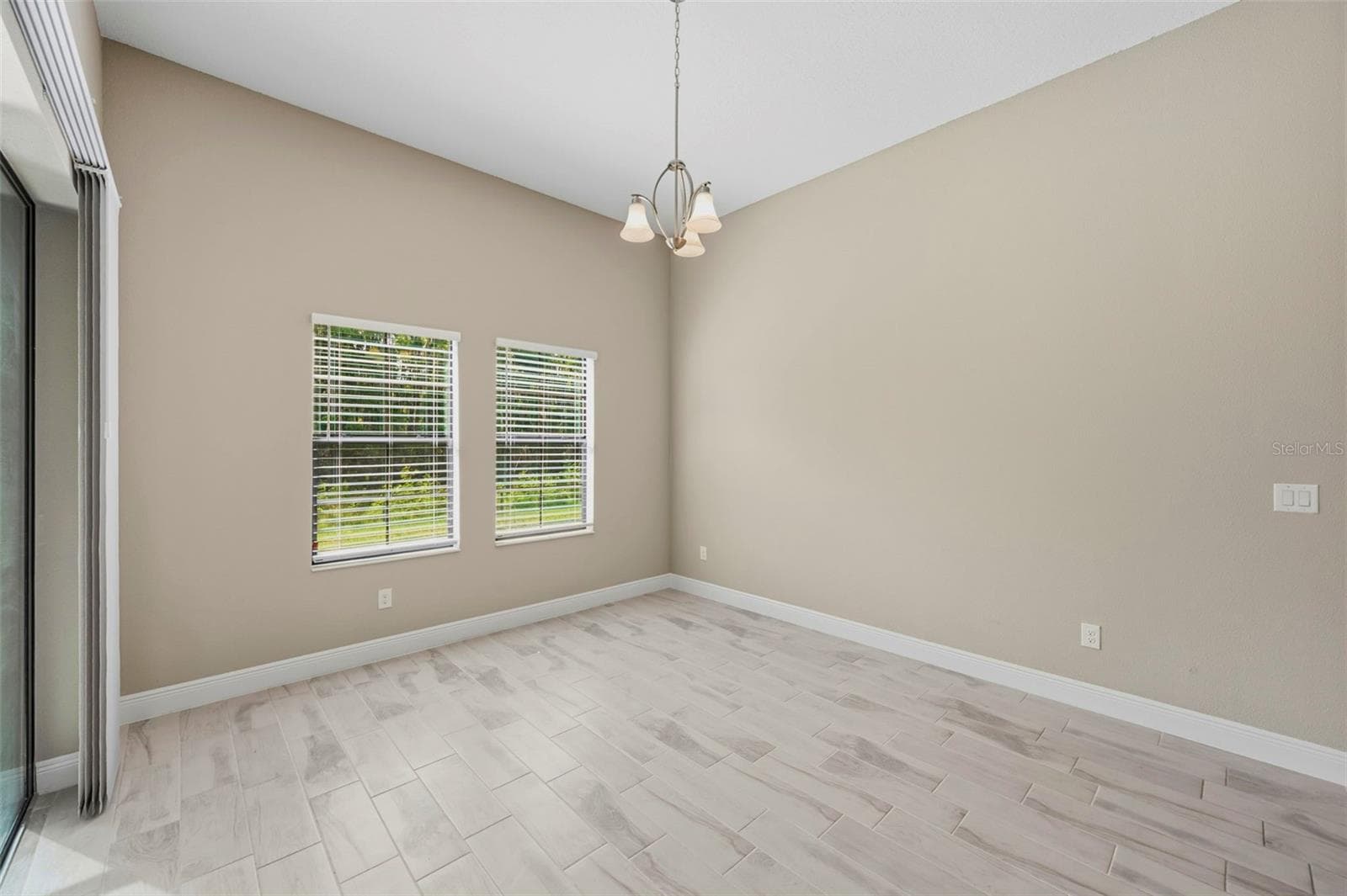 Single Family Residence at 14519 WOODLAND SPUR DR, LITHIA, photo 6 of 54