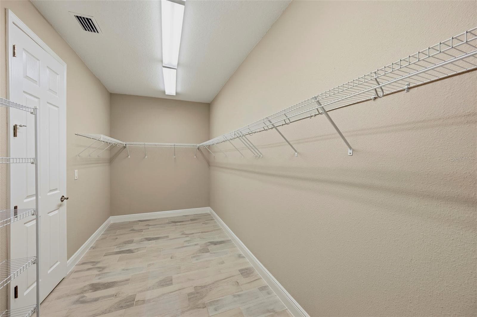 Single Family Residence at 14519 WOODLAND SPUR DR, LITHIA, photo 36 of 54